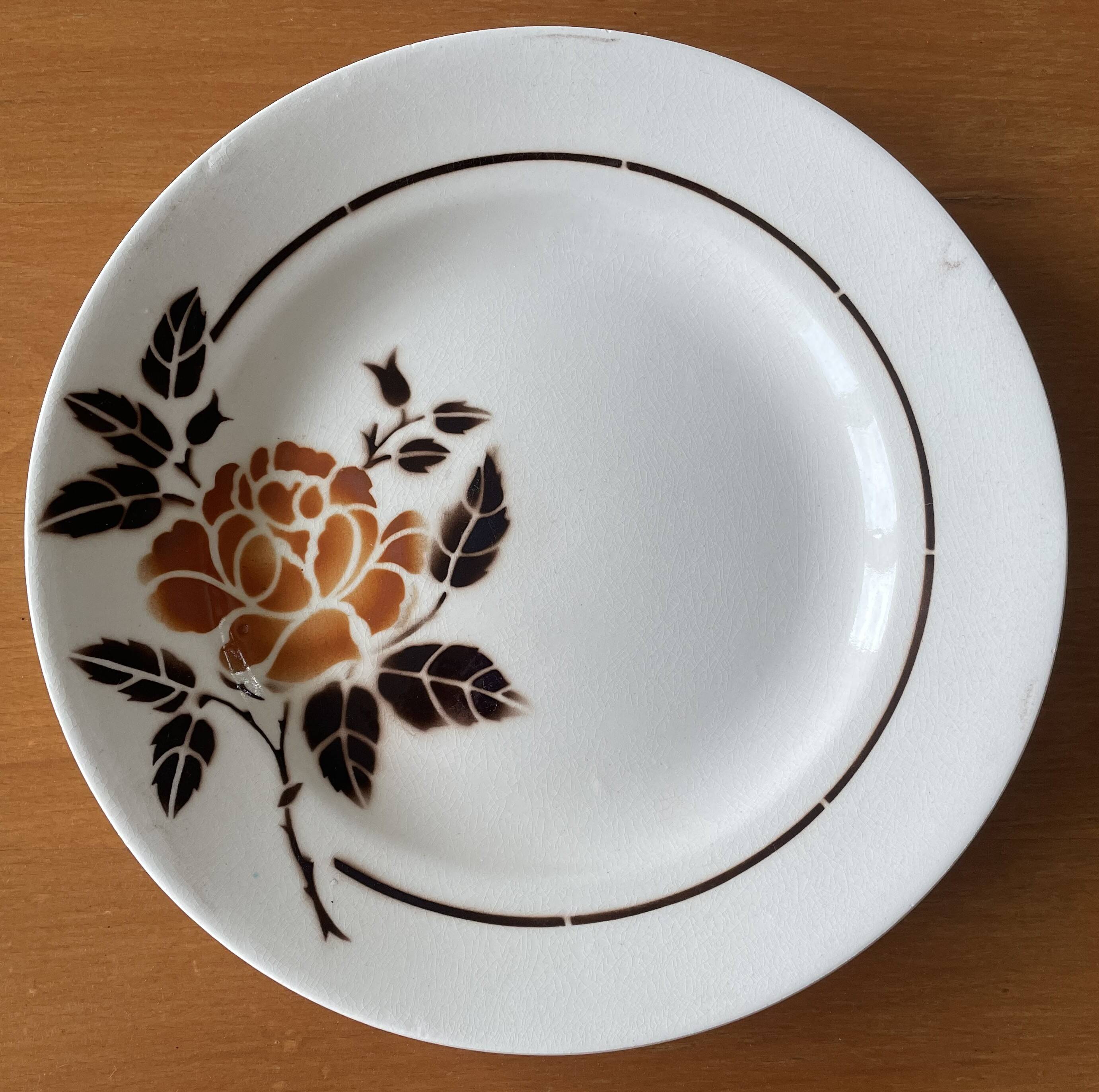 8 antique flat plates in Saint-Amand earthenware (Nord)