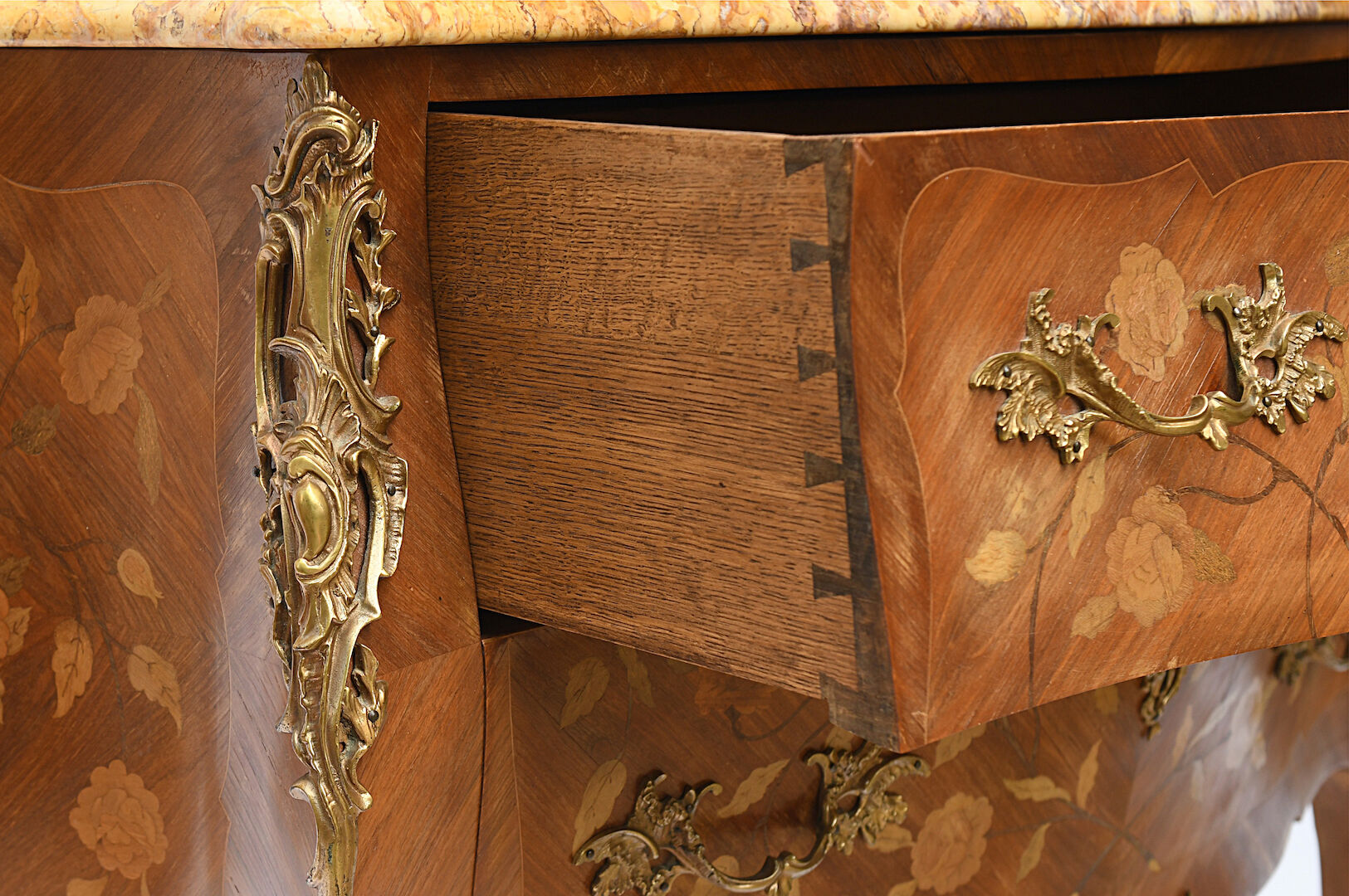 Commode de style Louis XV par Haentges Frères