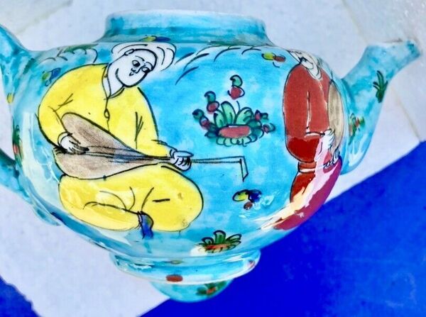 Théière ancienne en céramique Asie mineur décor de musicien turquie 1900 signée