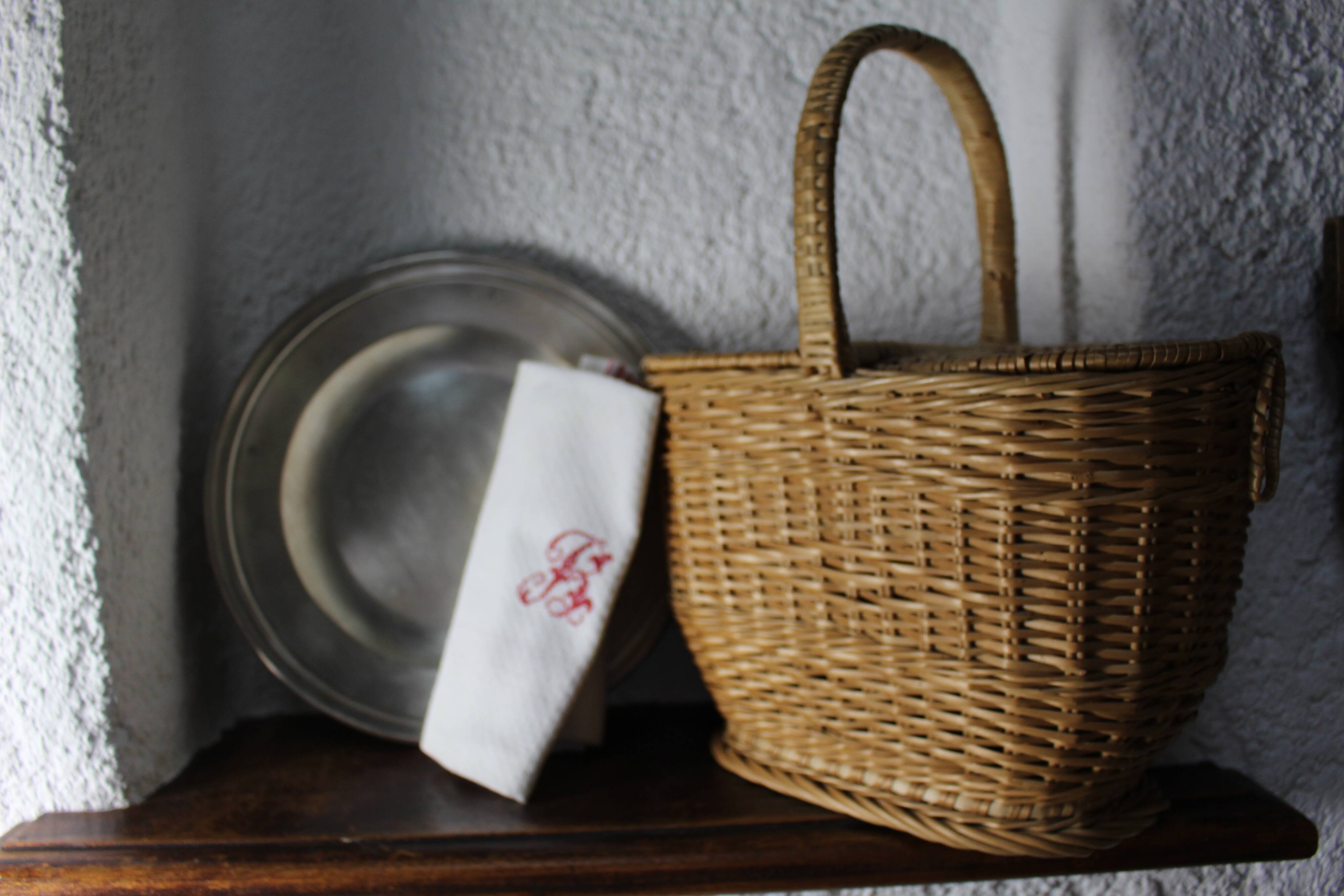Large picnic basket for bottles