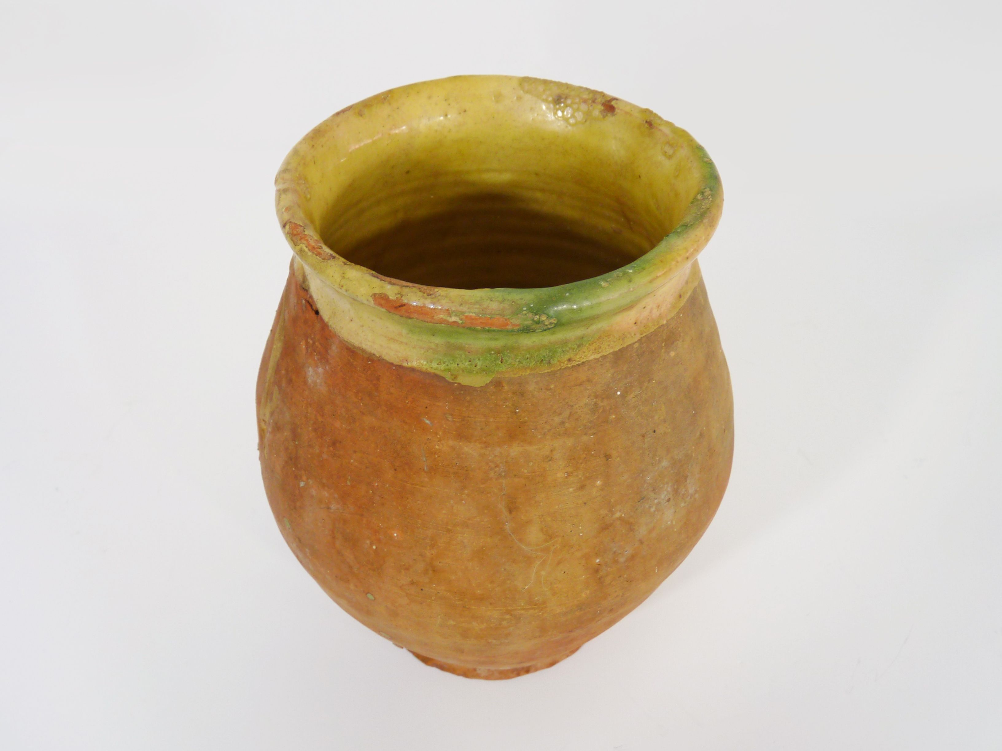 Beautiful little grease pot in yellow terracotta and glazed green. NINETEENTH century