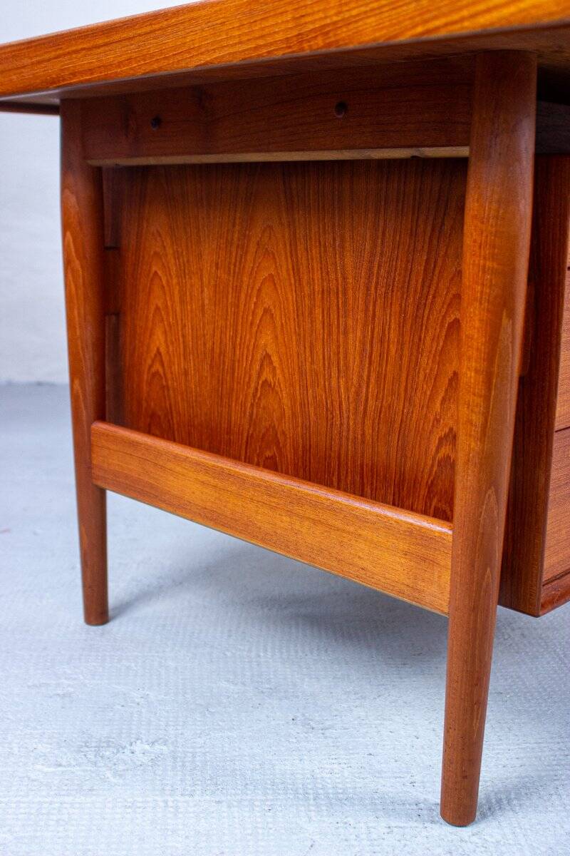 Danish mid-century desk model 207 in teak by Arne Vodder for Sibast, 1960s.