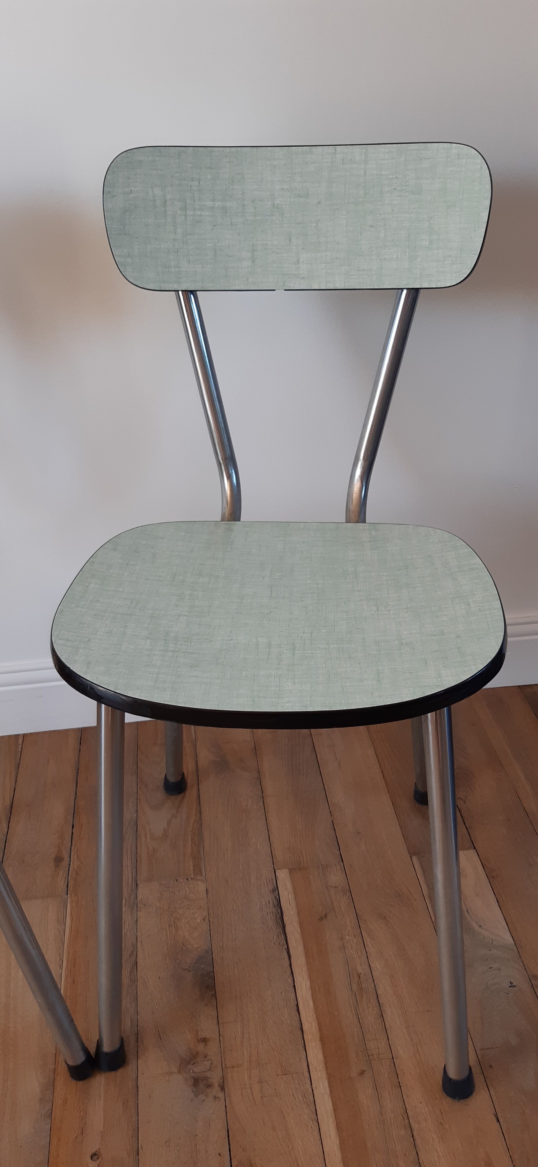 Duo de chaises en formica vert pastel années 70