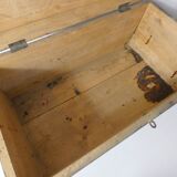 Ancien coffre en bois gris