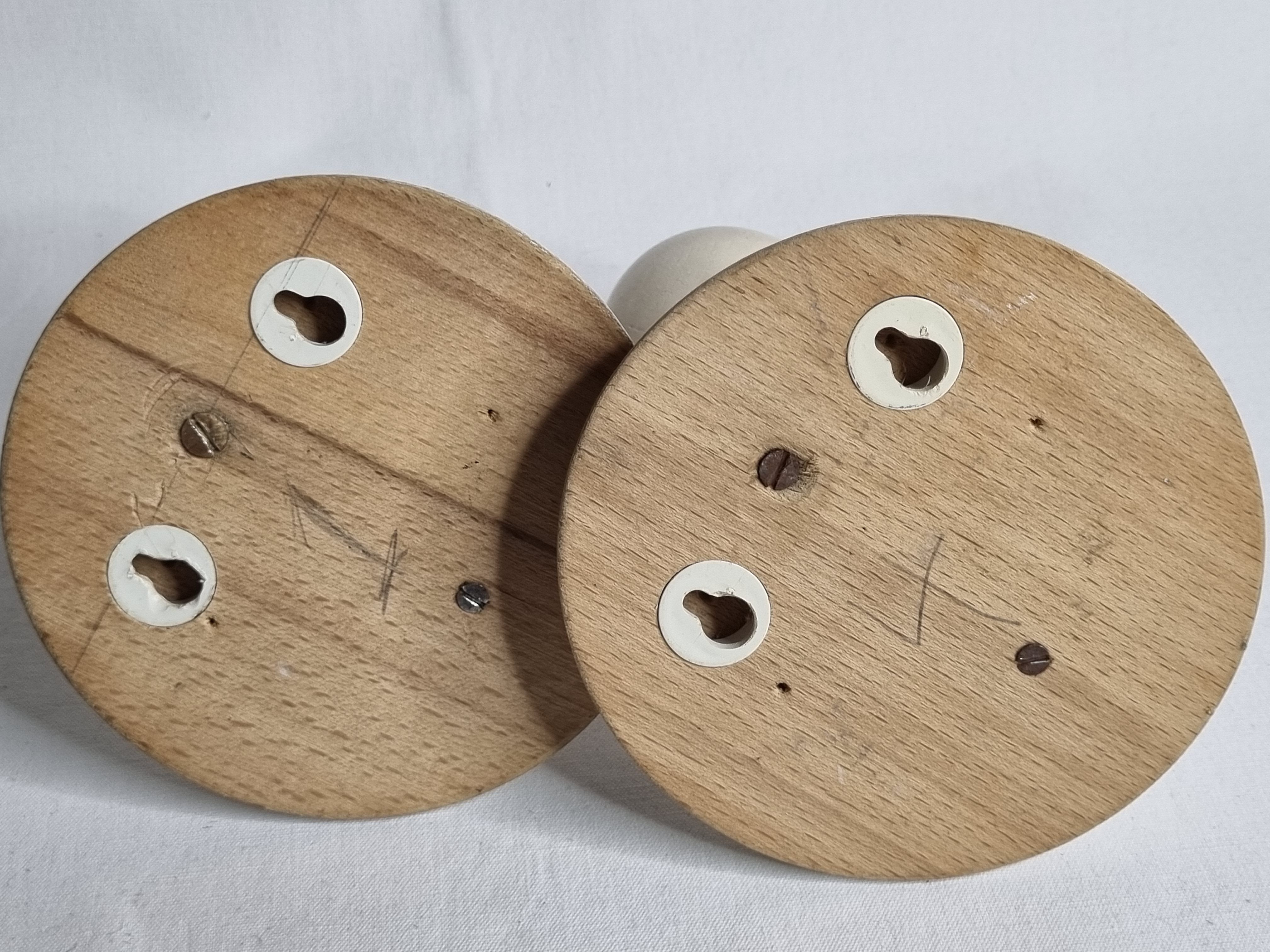 Paire de patères en bois laqué blanc