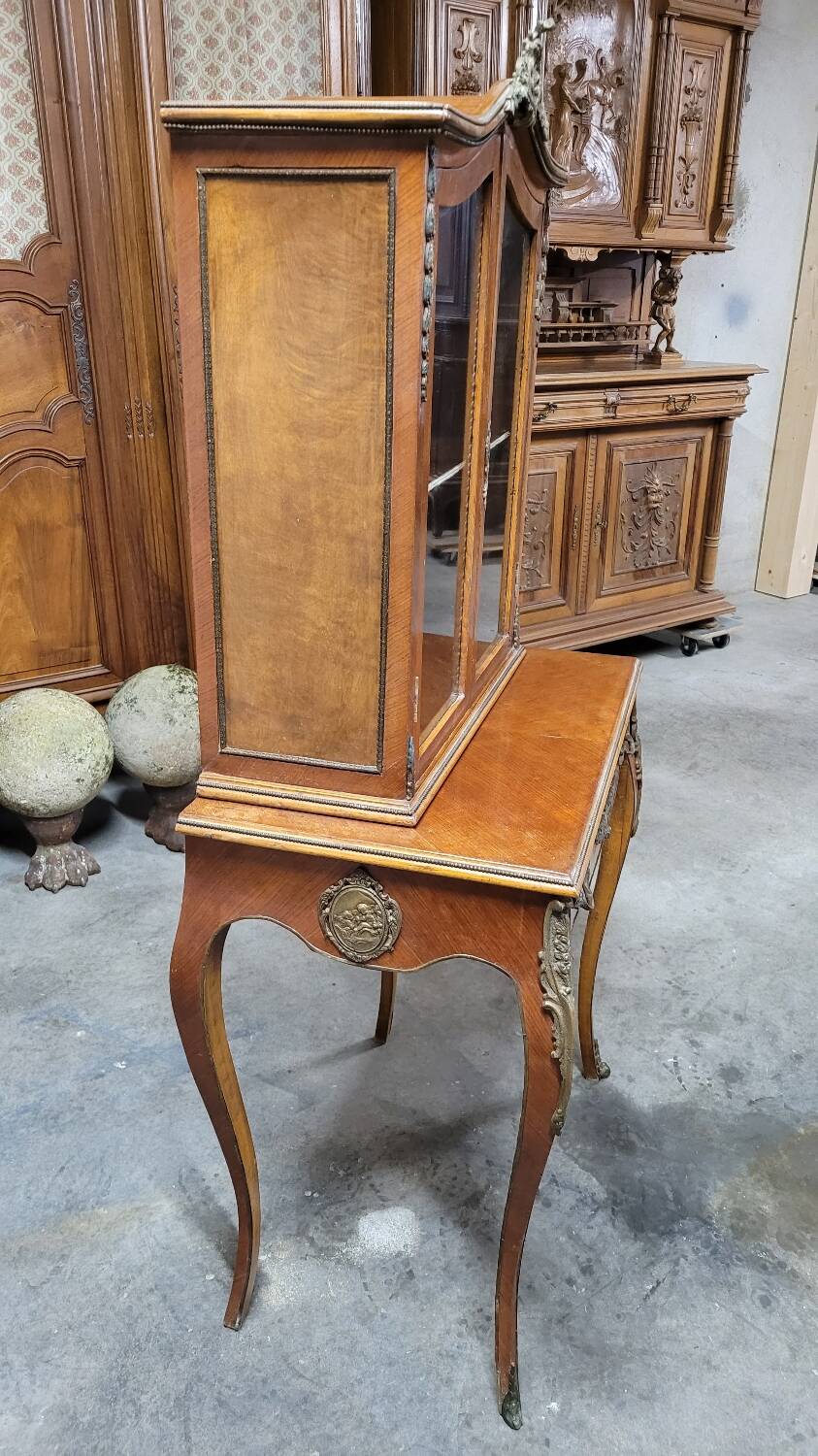 Louis XV bonheur du jour in rosewood marquetry decorated with bronze.