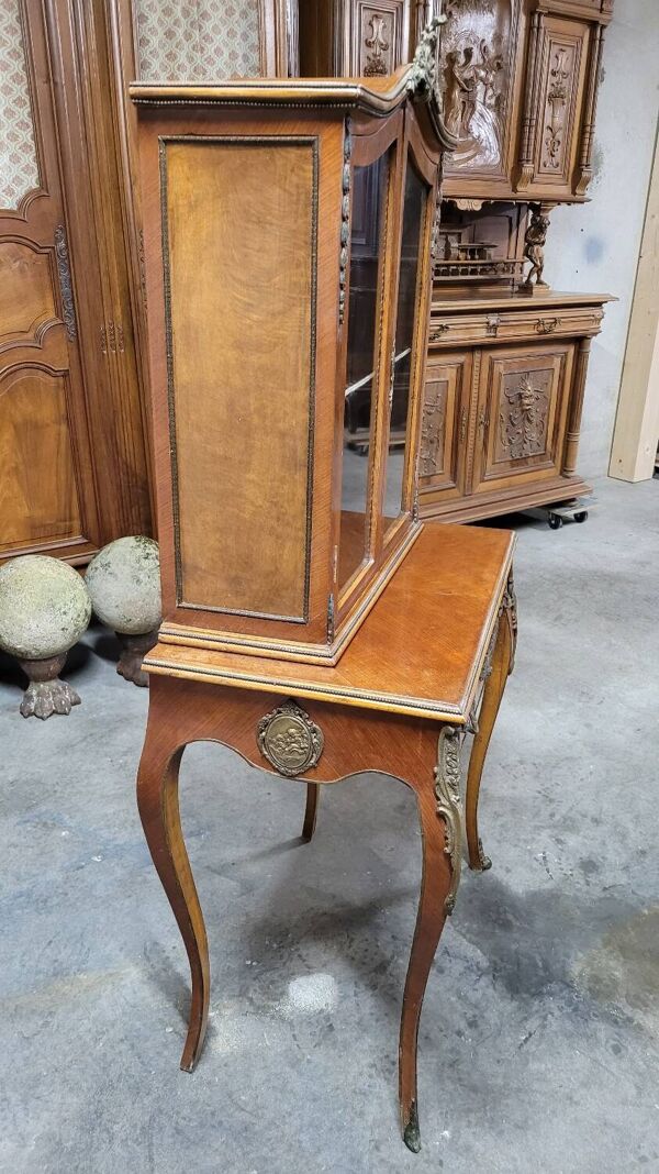 Bonheur du Jour Louis XV en marqueterie bois de rose décorées en bronze