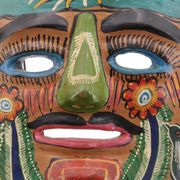 Masque du Mexique en terre cuite colorée, années 70