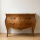 Commode tombeau Louis XV en bois marqueté et marbre