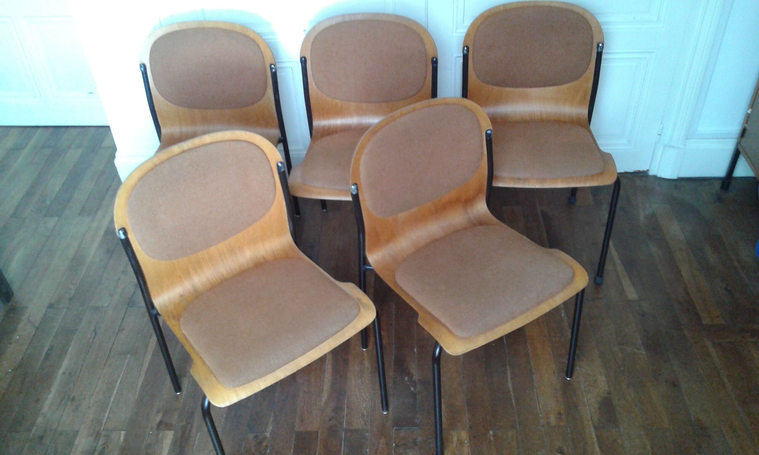 Lot of 5 vintage stackable chairs