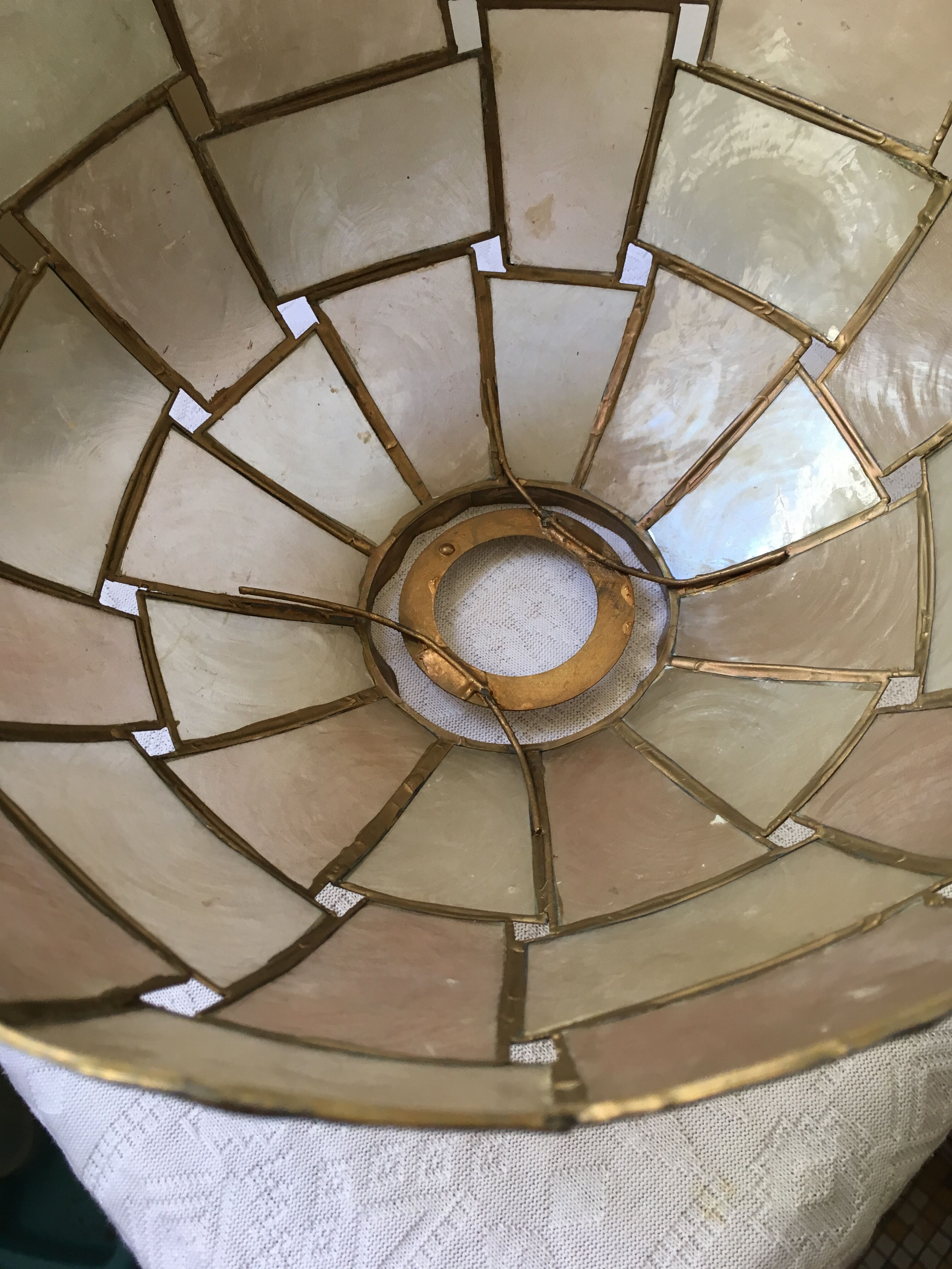 Mother-of-pearl and brass suspension with its collar