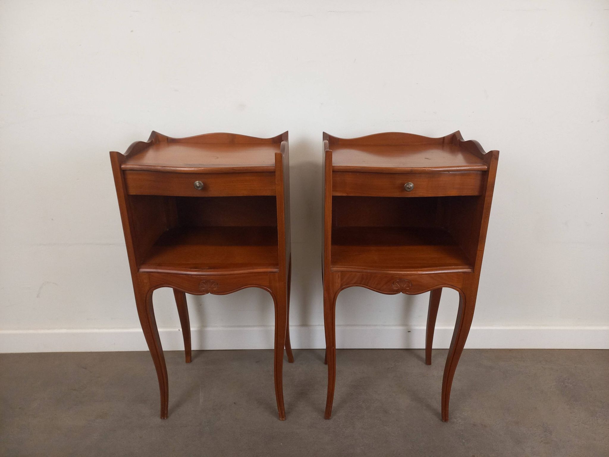 Paire de tables de chevet style Louis XV