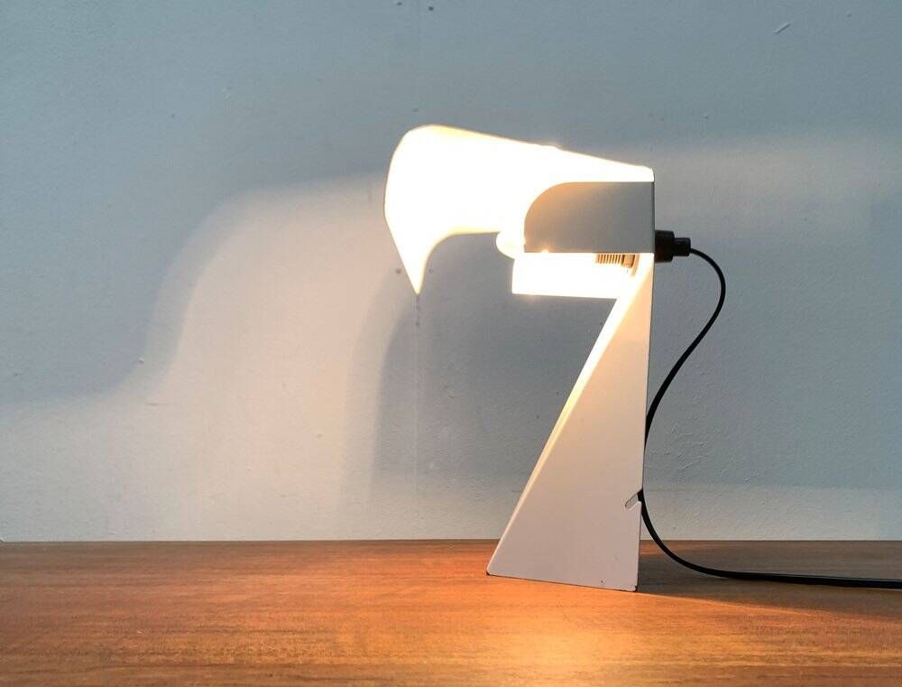 Lampe de table tole minimaliste italienne de l'âge spatial du milieu du siècle par G. Grego, années 1960.
