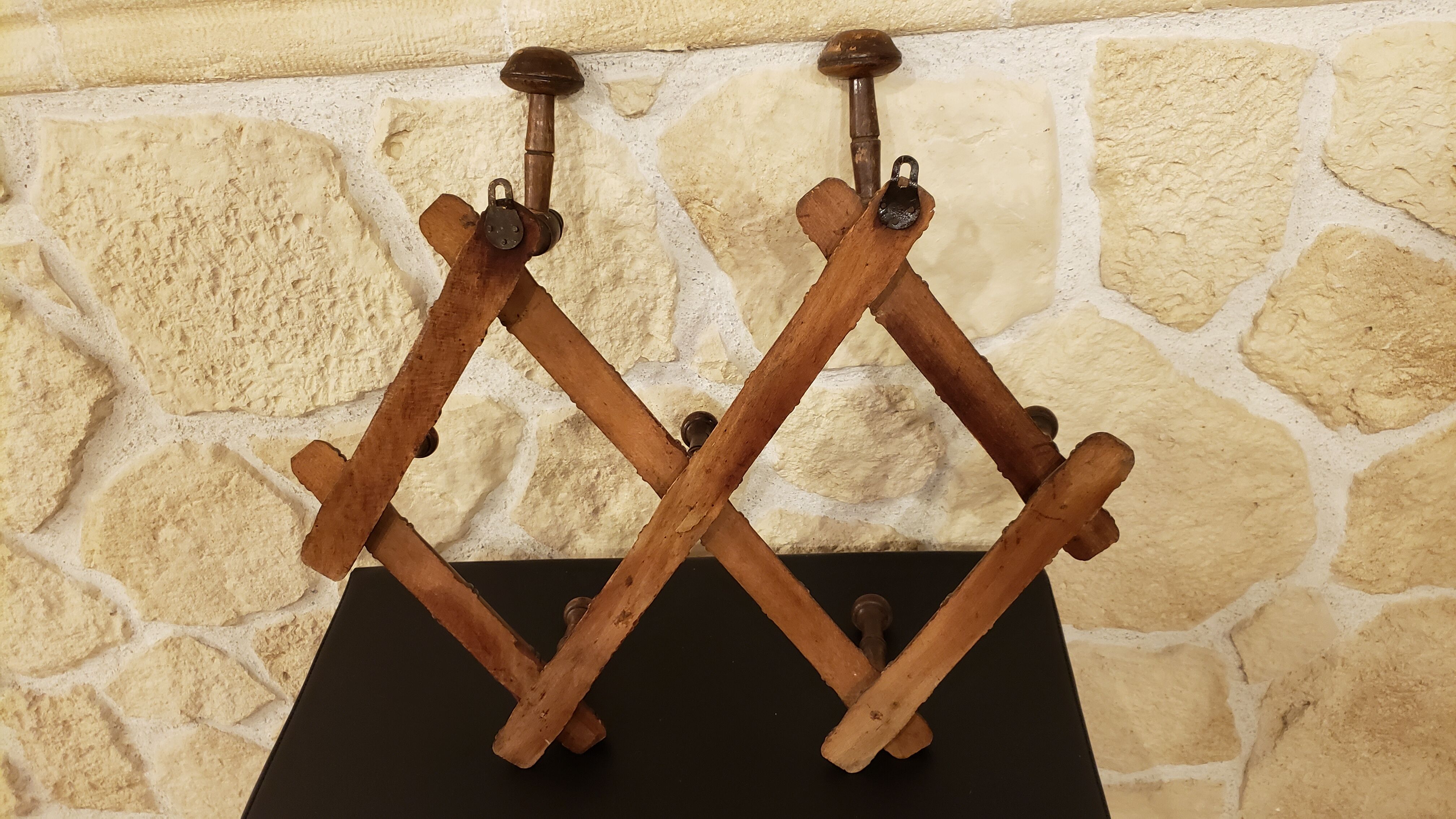 Extendable wooden wall coat rack