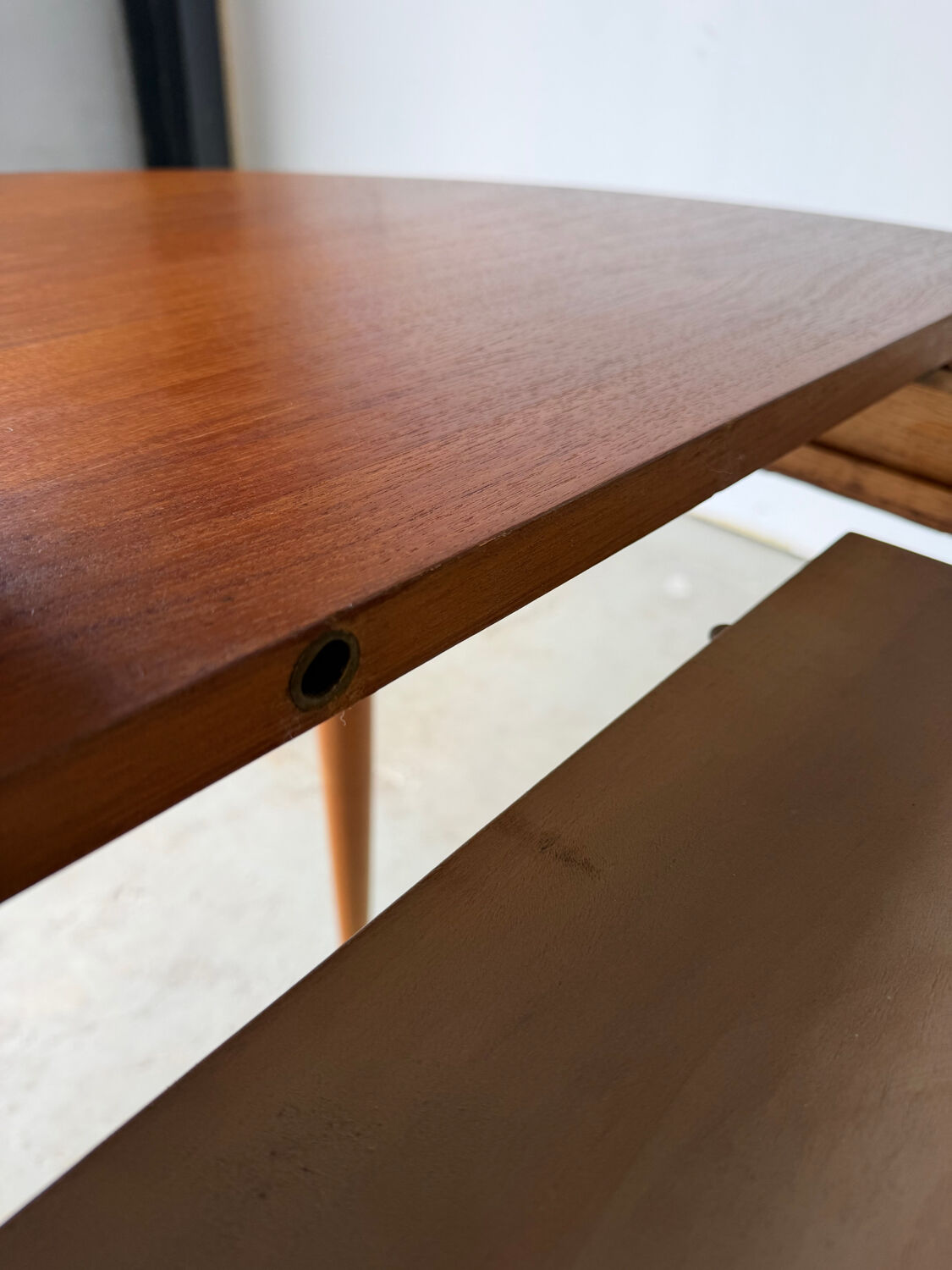 Scandinavian design extendable round table in teak, Danish manufacture.