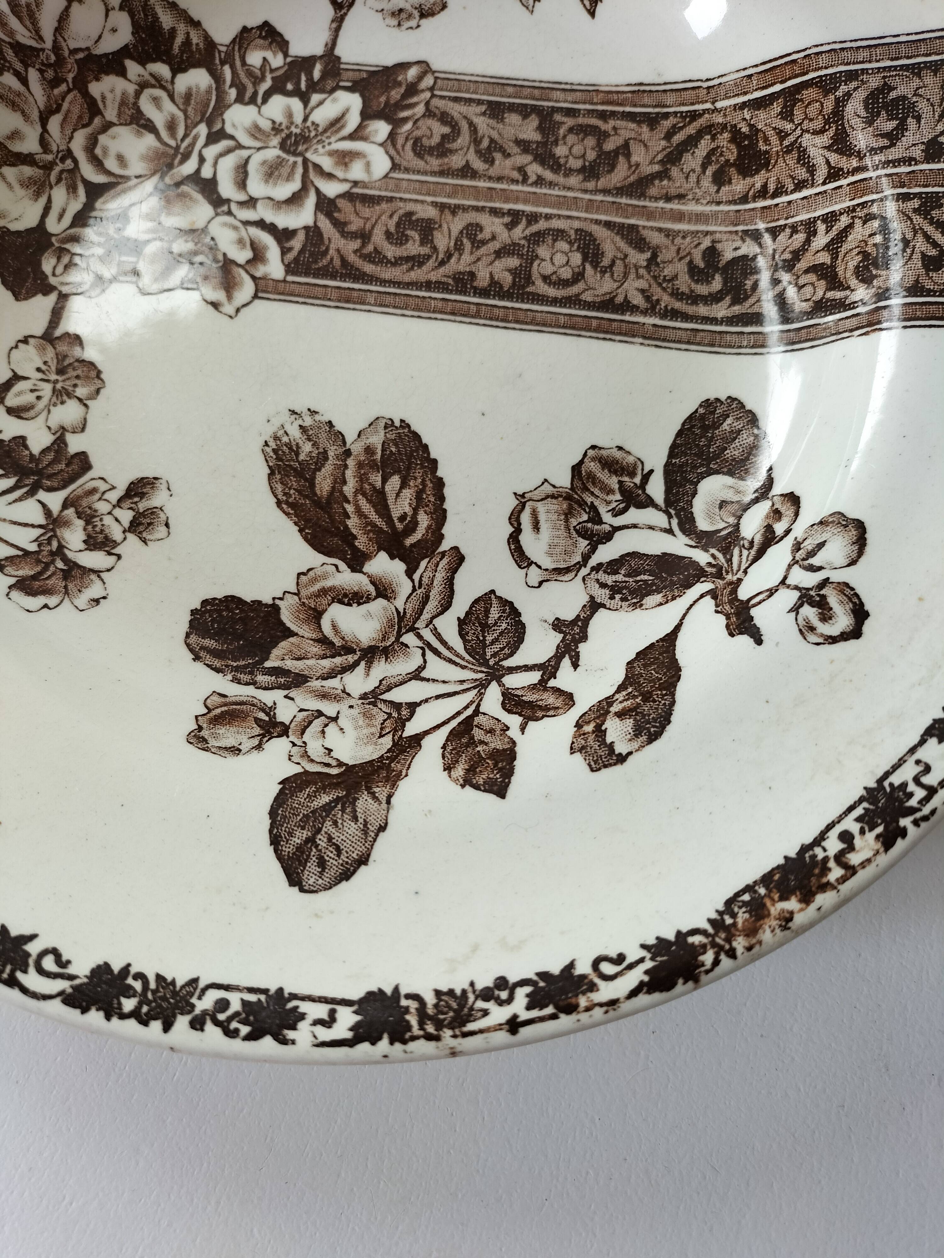 Antique plate with brown floral decoration, Grand dépôt E. Bourgeois