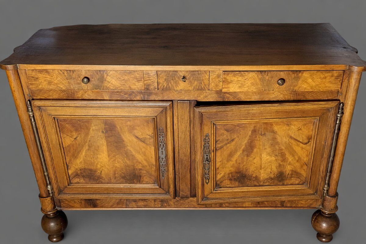 Burgundian buffet from the Louis Philippe era in walnut.