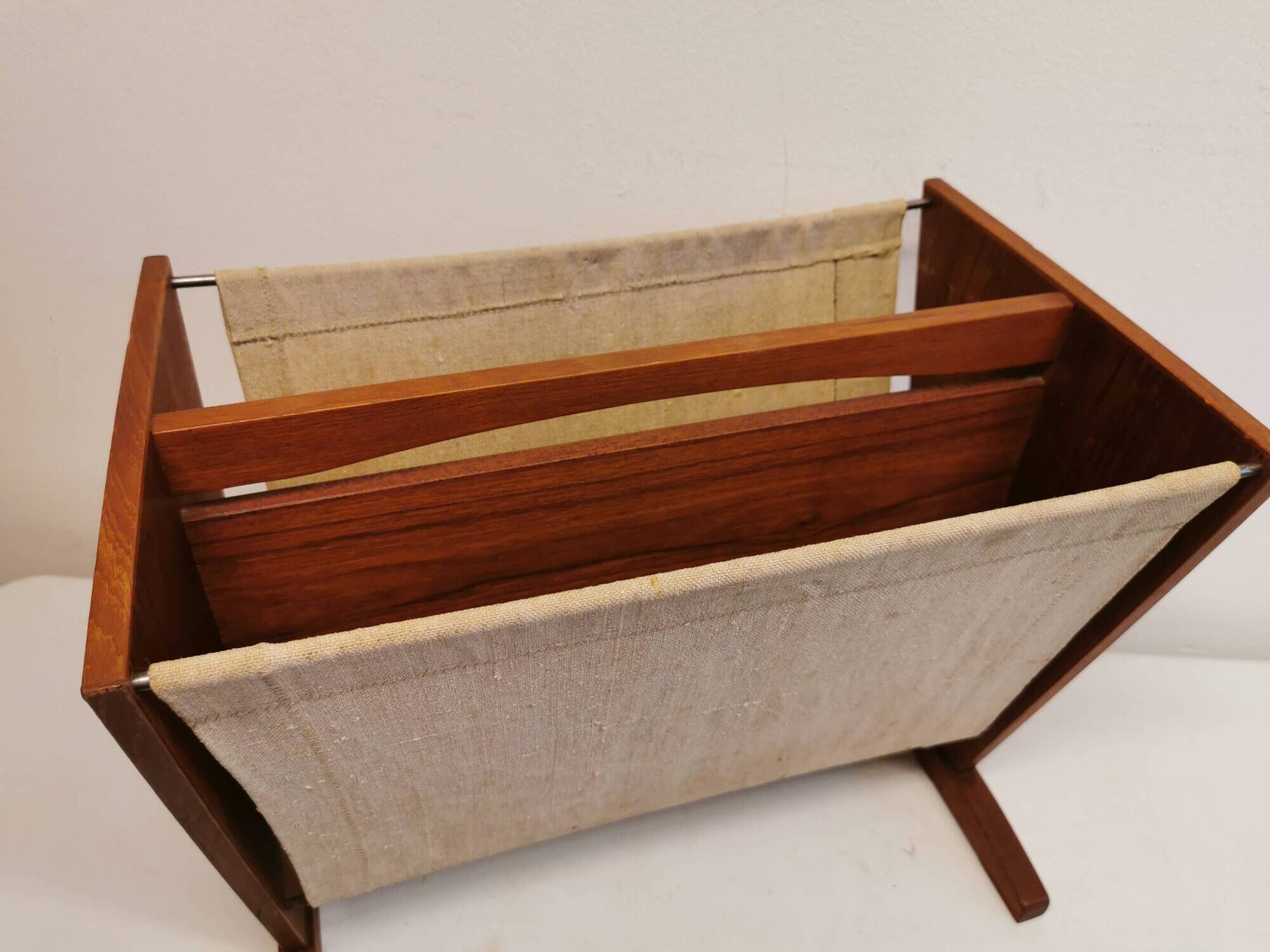 Magazine rack in teak wood with sand-coloured canvas, Danish and from the 1970s.