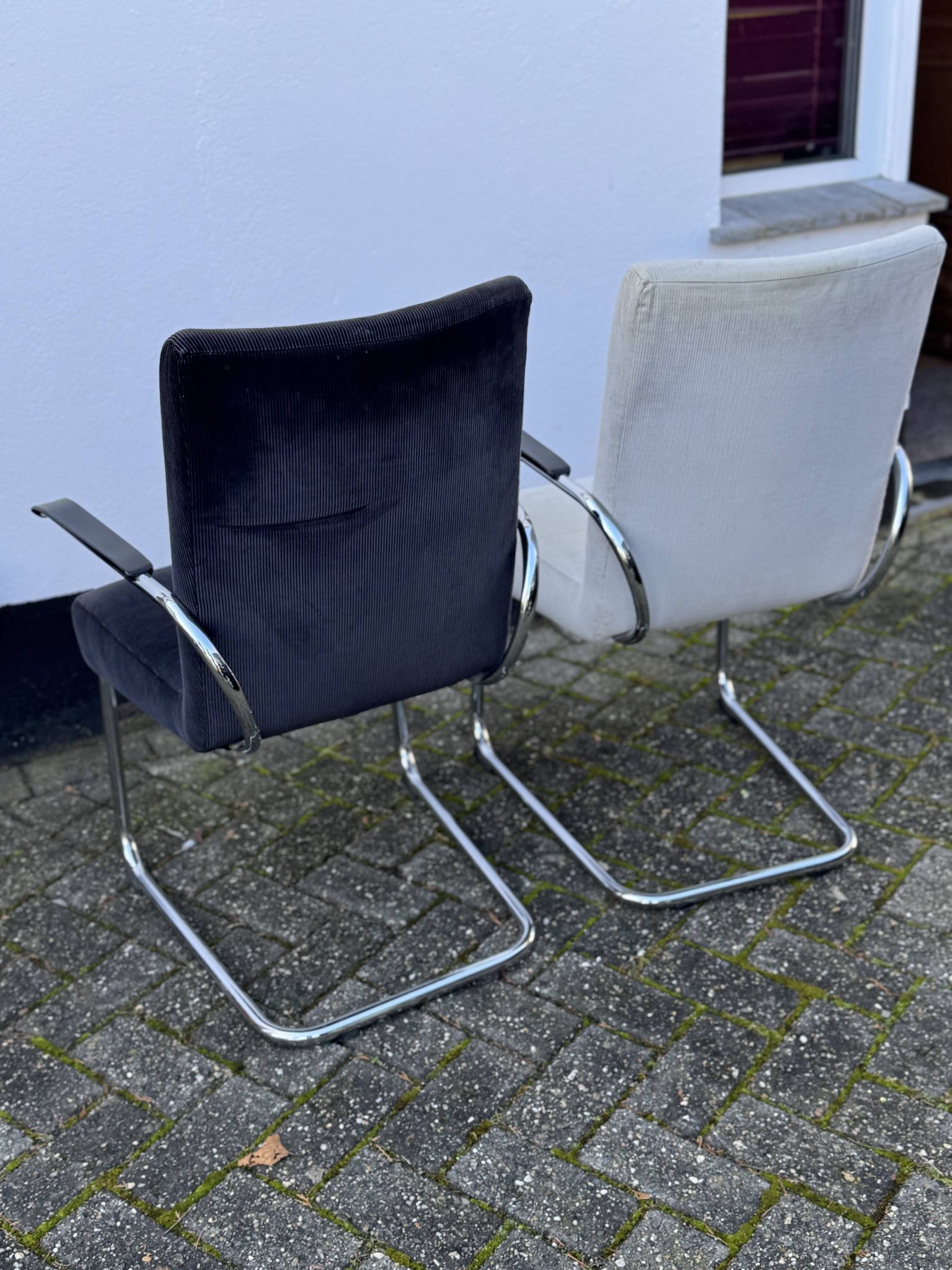 Paire de fauteuils en acier tubulaire