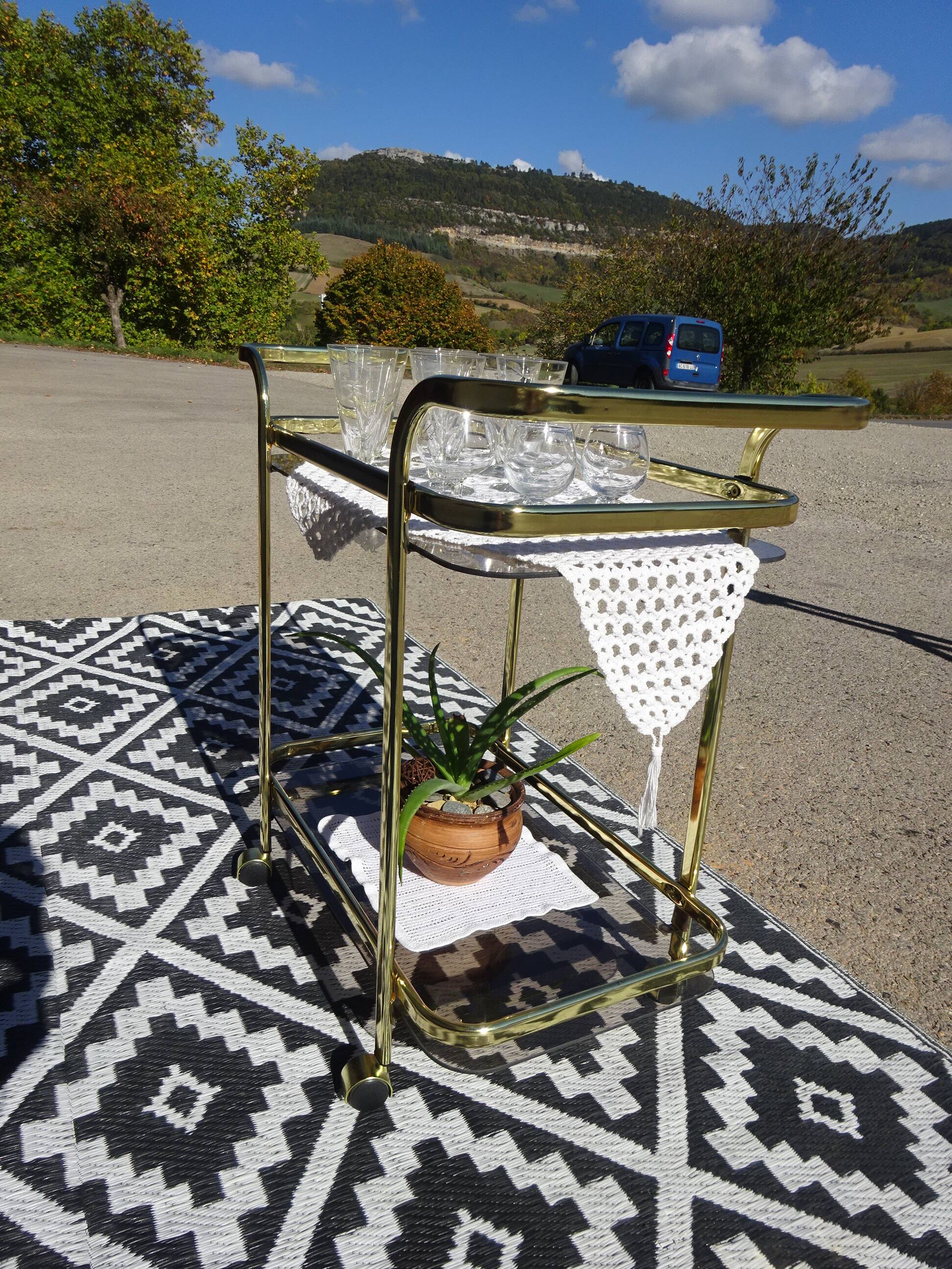 Desserte en métal doré et verre