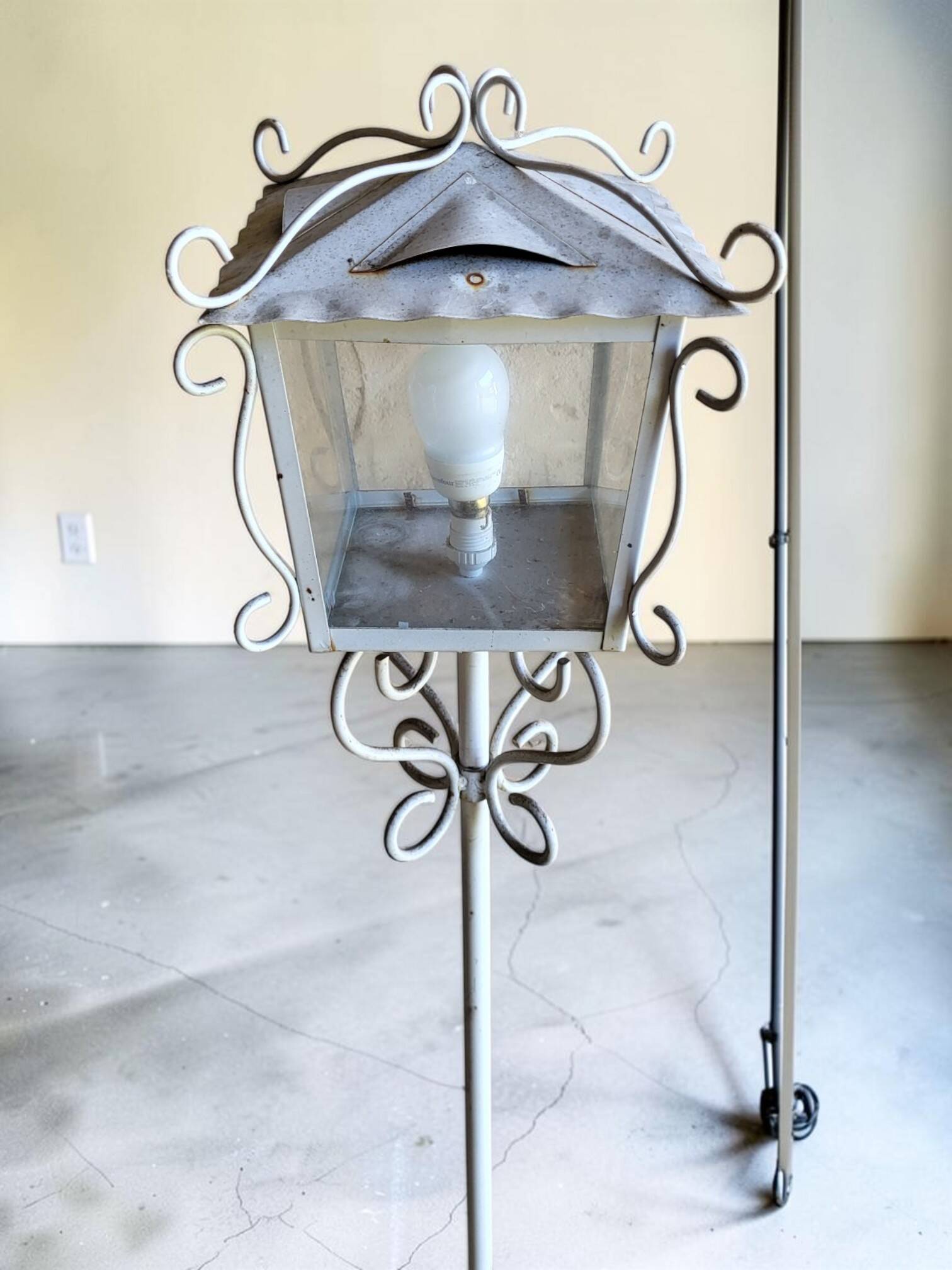 Wrought iron floor lamp (*2)