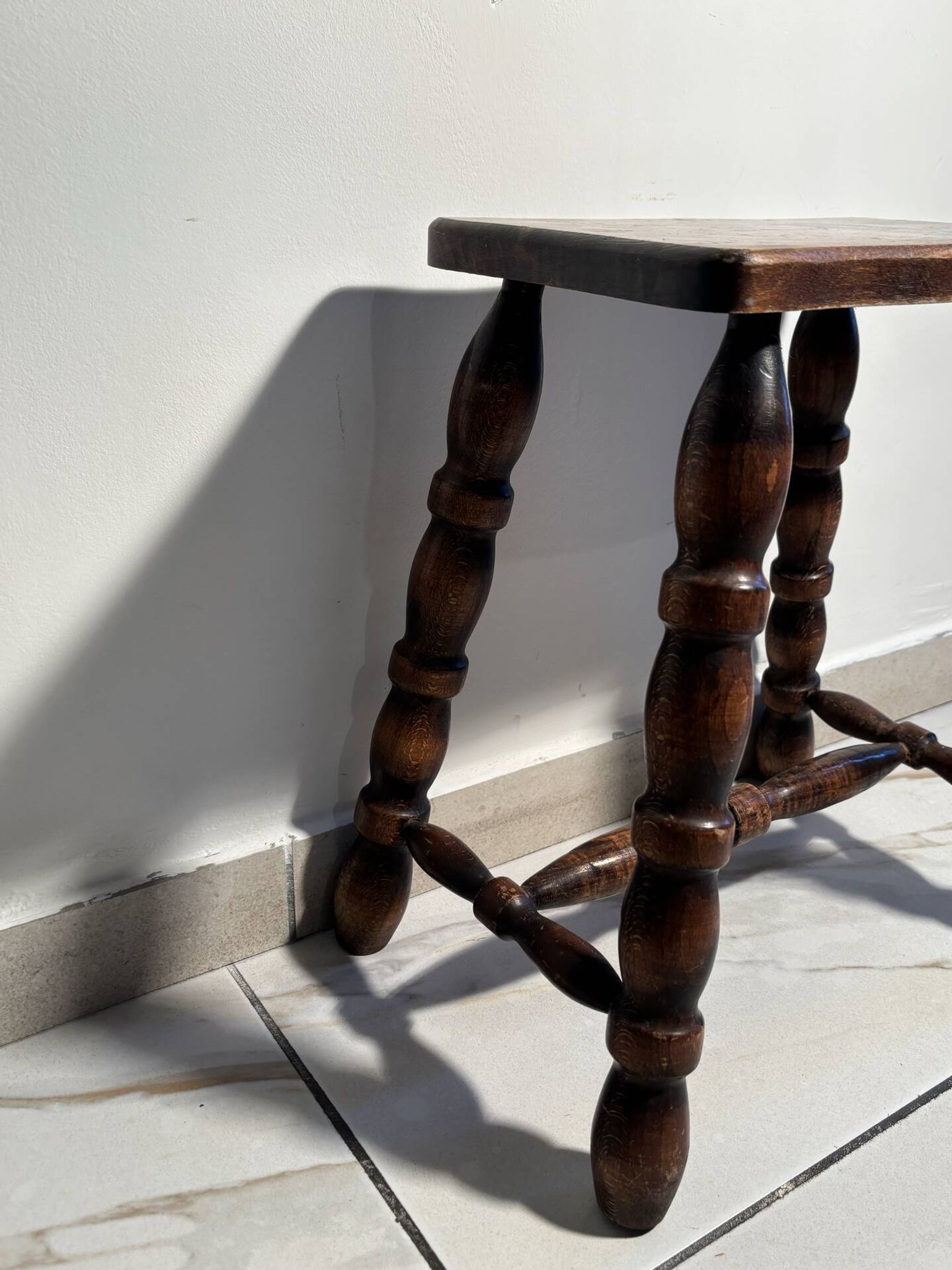 Vintage low stool in solid wood with turned legs – 1950