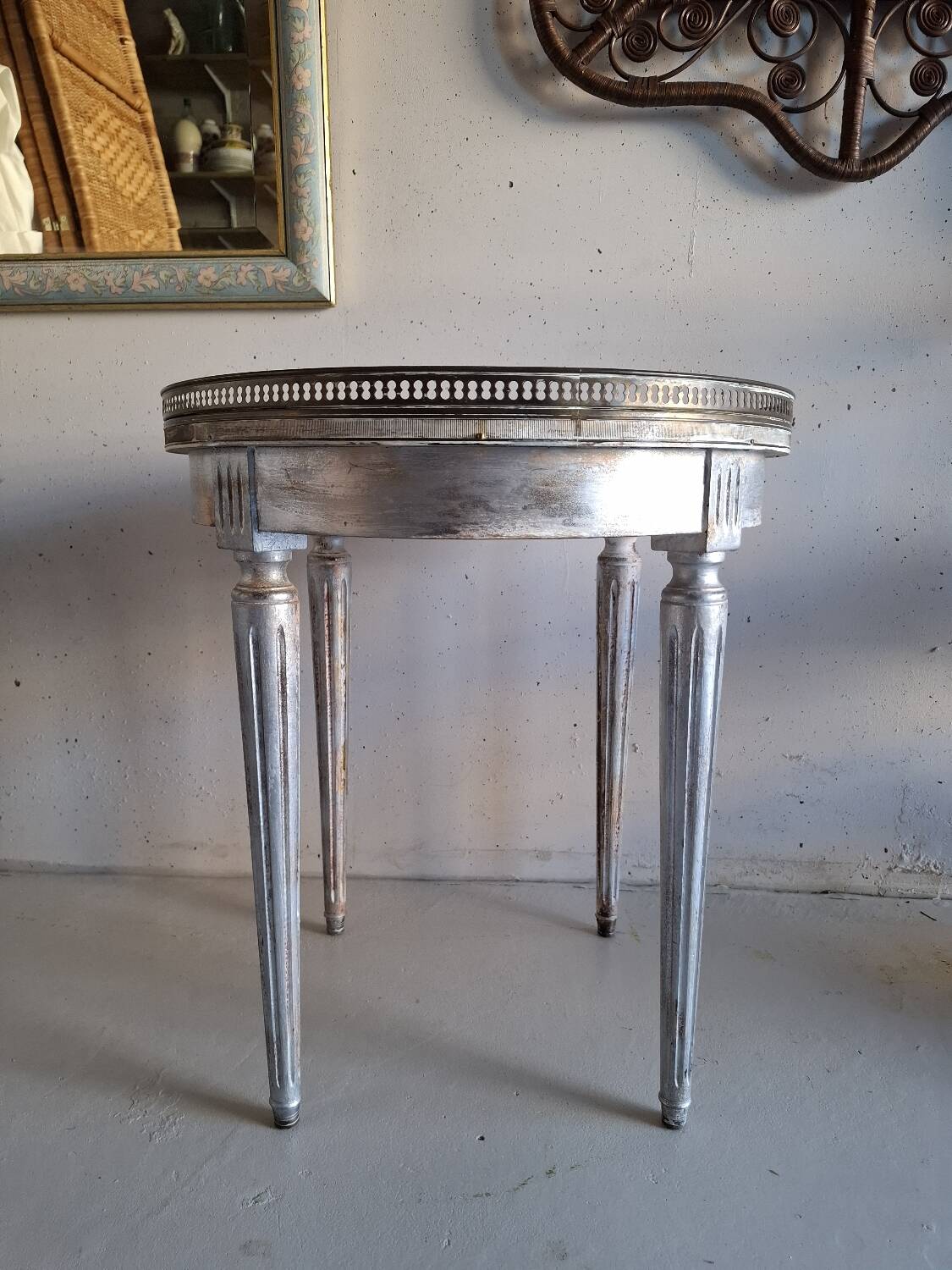 Table basse bouillotte en marbre blanc