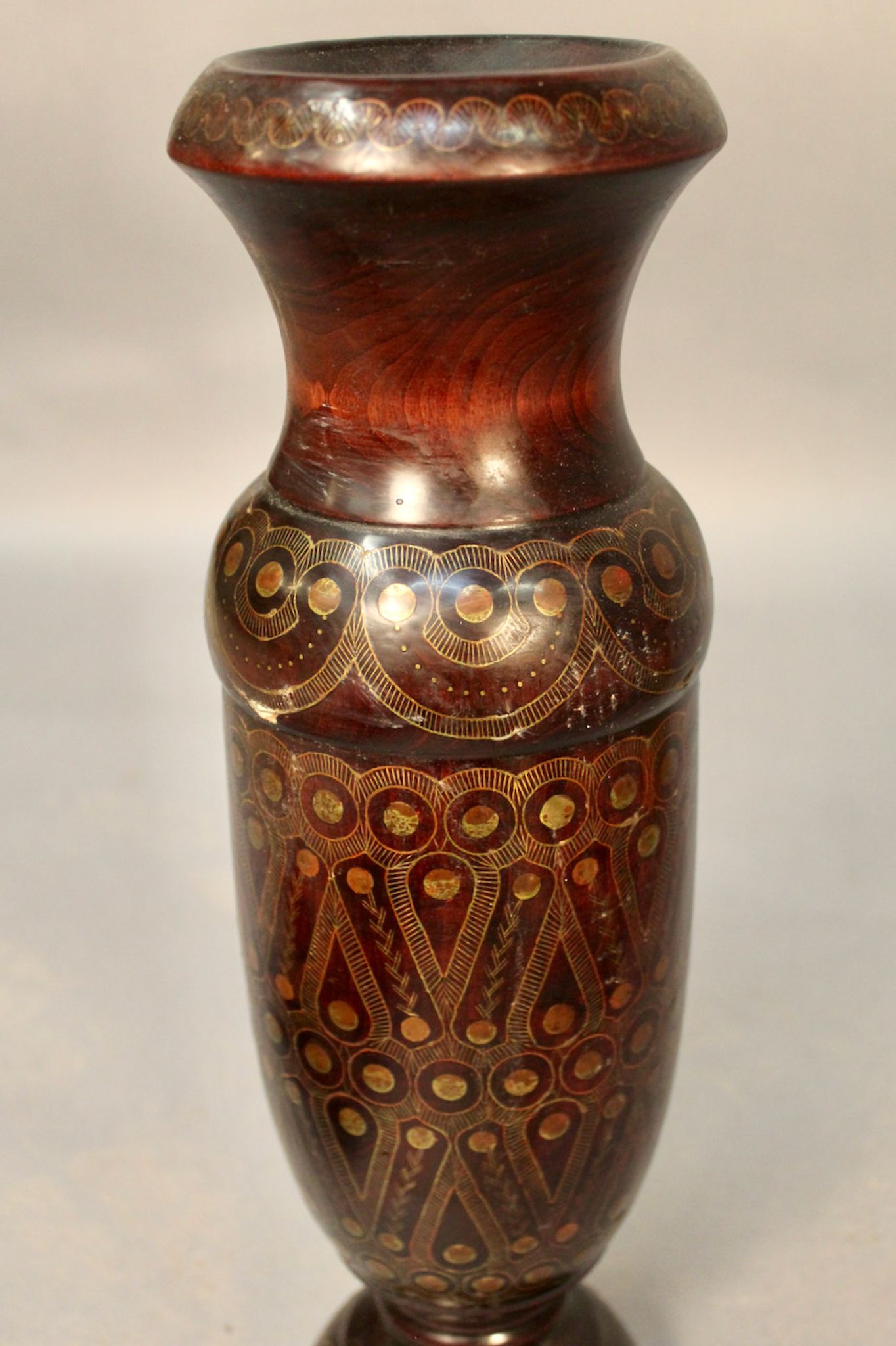 Vase en bois tourné incrustation laiton oriental