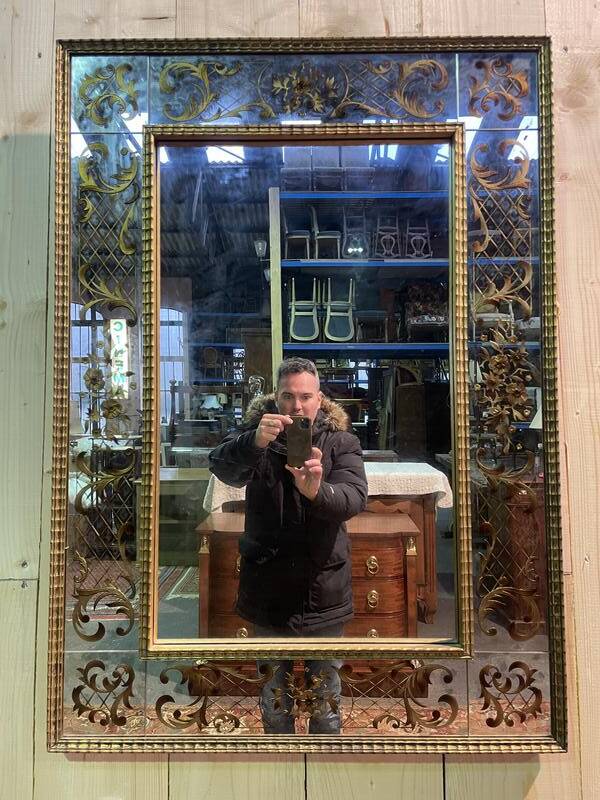 Venetian mirror in eglomise glass and gilded wood