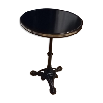 Table bistrot ronde vintage pied en fonte cerclage en laiton, rénovée.