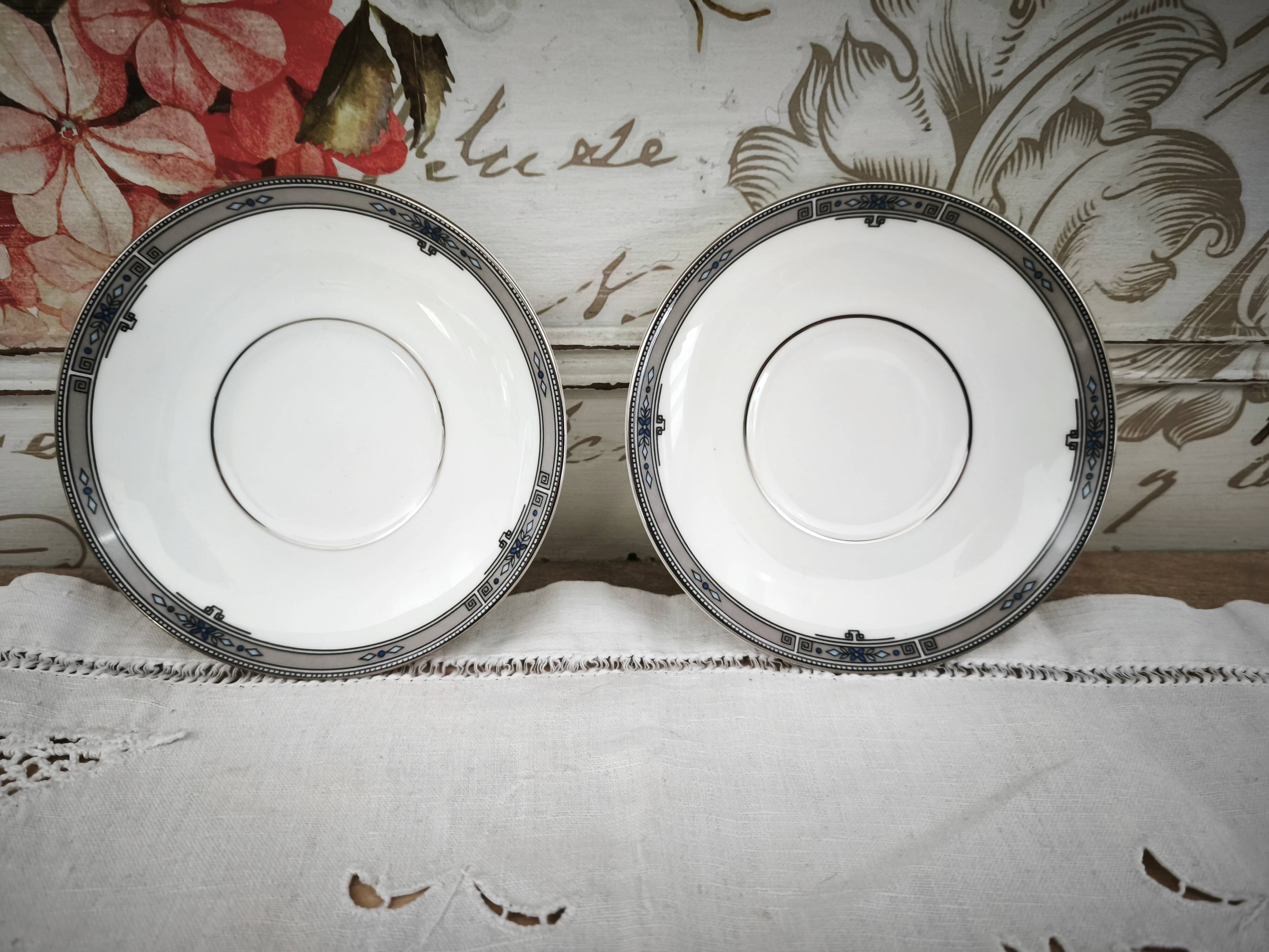 Lot de 2 sous-tasses en porcelaine anglaise Wedgwood modèle Amherst