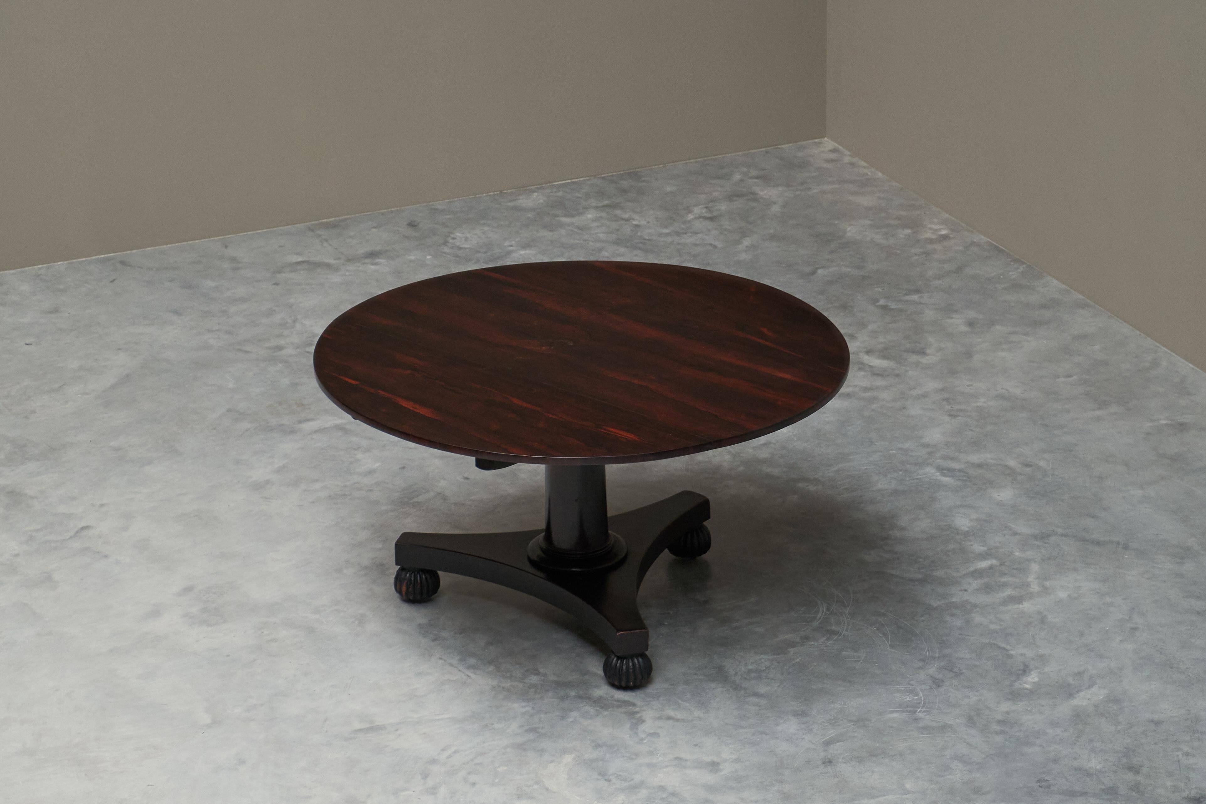 Empire dining table in rosewood veneer, 19th century.
