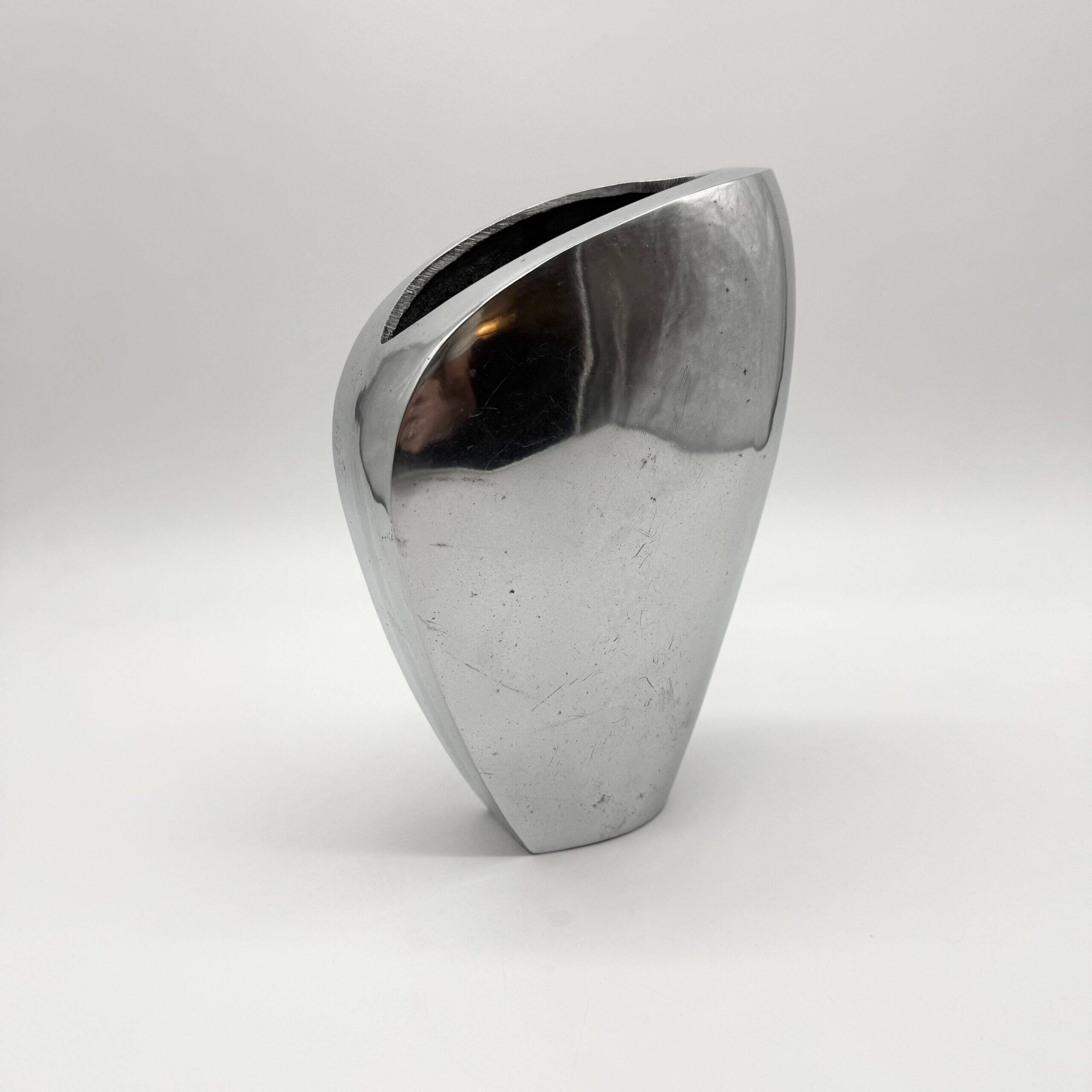 Sculptural vase in polished aluminium – 1980s