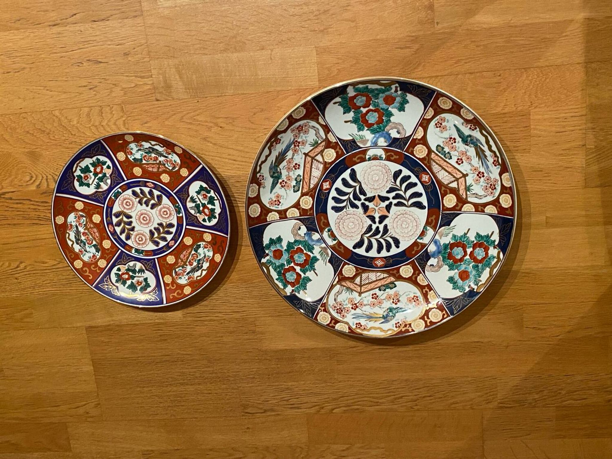 Pair of large Chinese porcelain dishes in Imari style, 20th century.