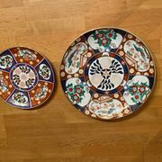 Pair of large Chinese porcelain dishes in Imari style, 20th century.