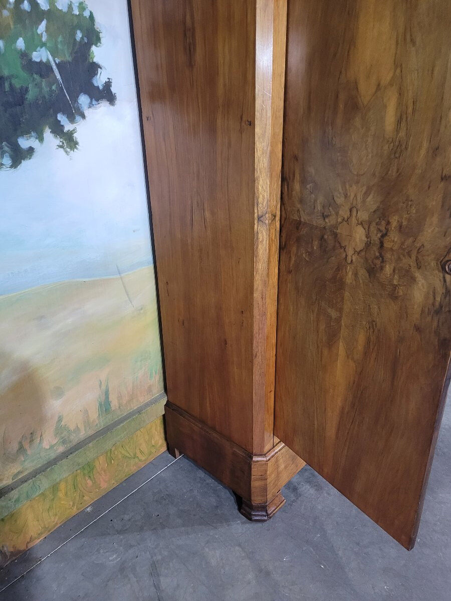 Armoire époque Louis Philippe en noyer