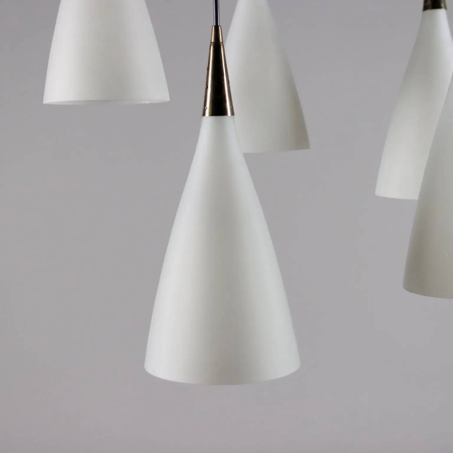 Suspension vintage des années 1960 en laiton et verre opalin