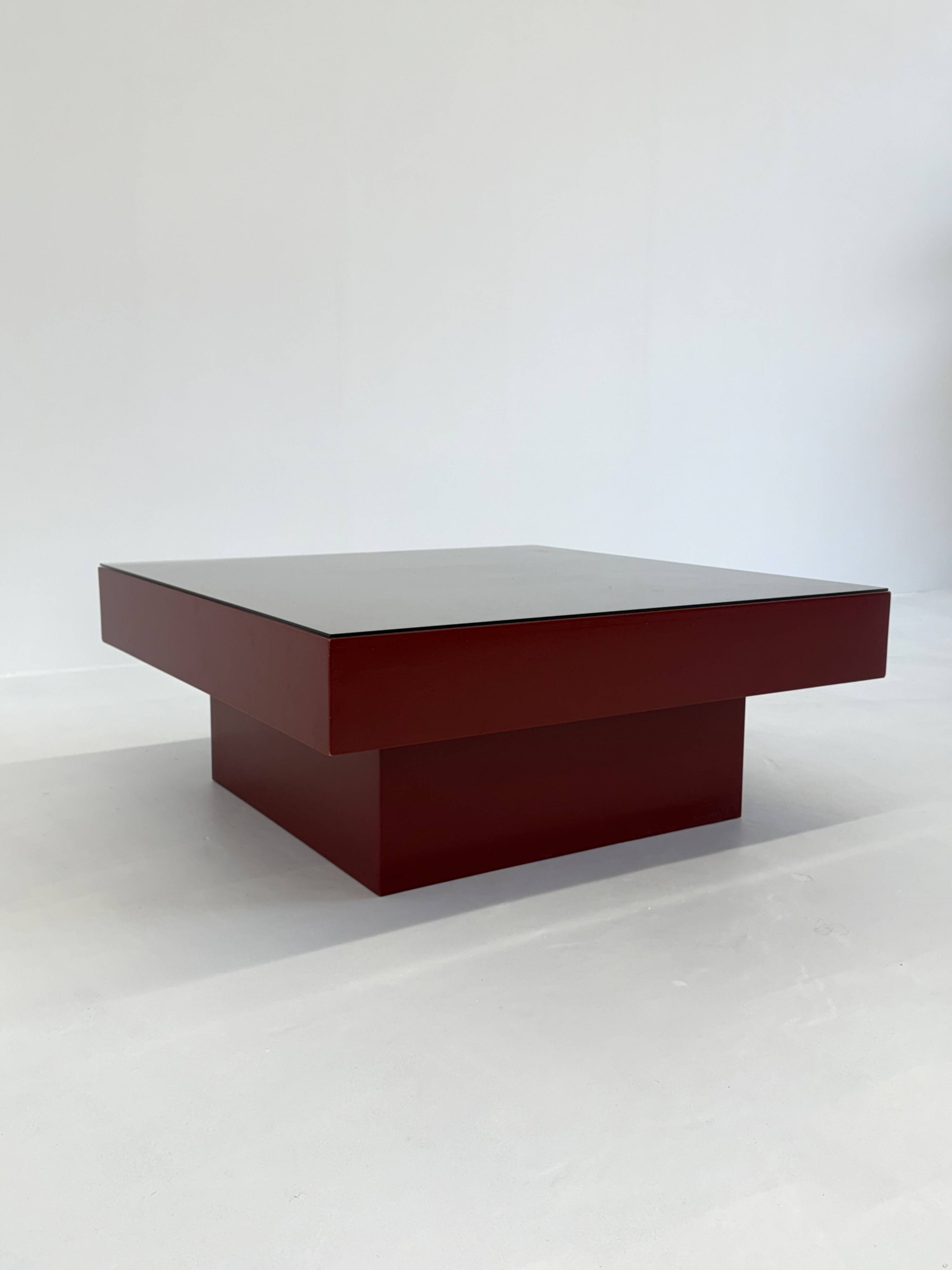 Table basse italienne rouge du milieu du siècle avec plateau en verre