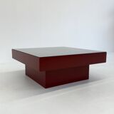 Table basse italienne rouge du milieu du siècle avec plateau en verre