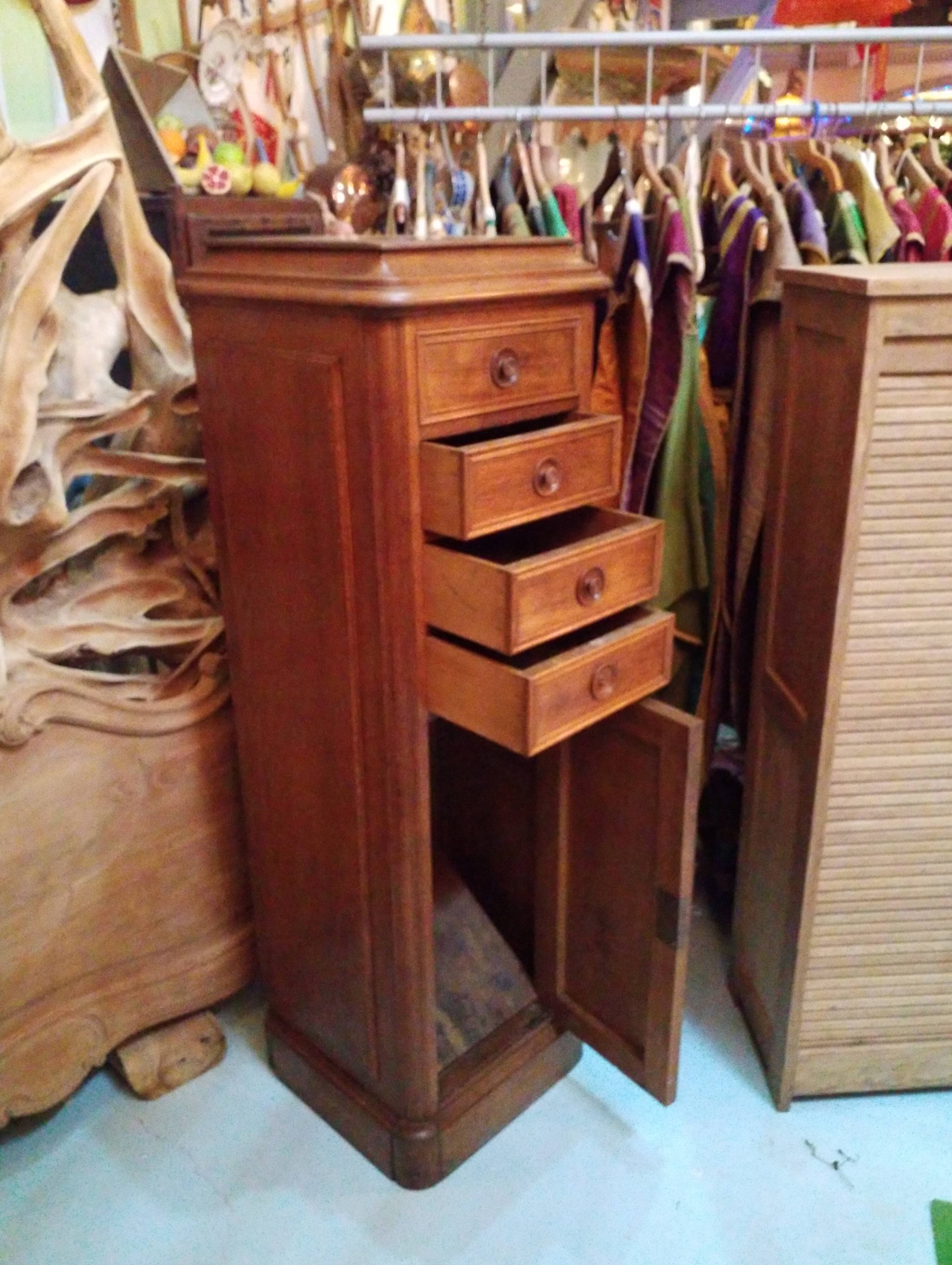 Drawer cabinet