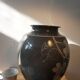 Vase noir a decor vegetal signé Philippe Jacques
