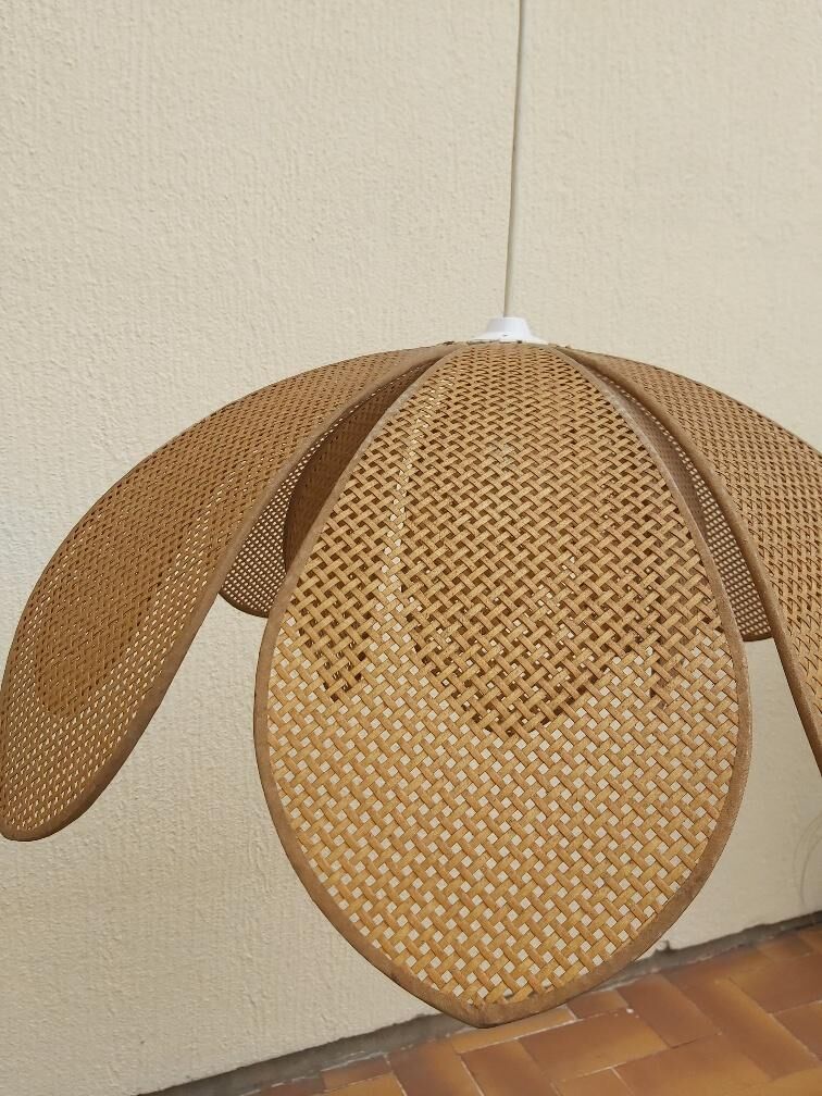 Lotus flower suspension in vintage cannage