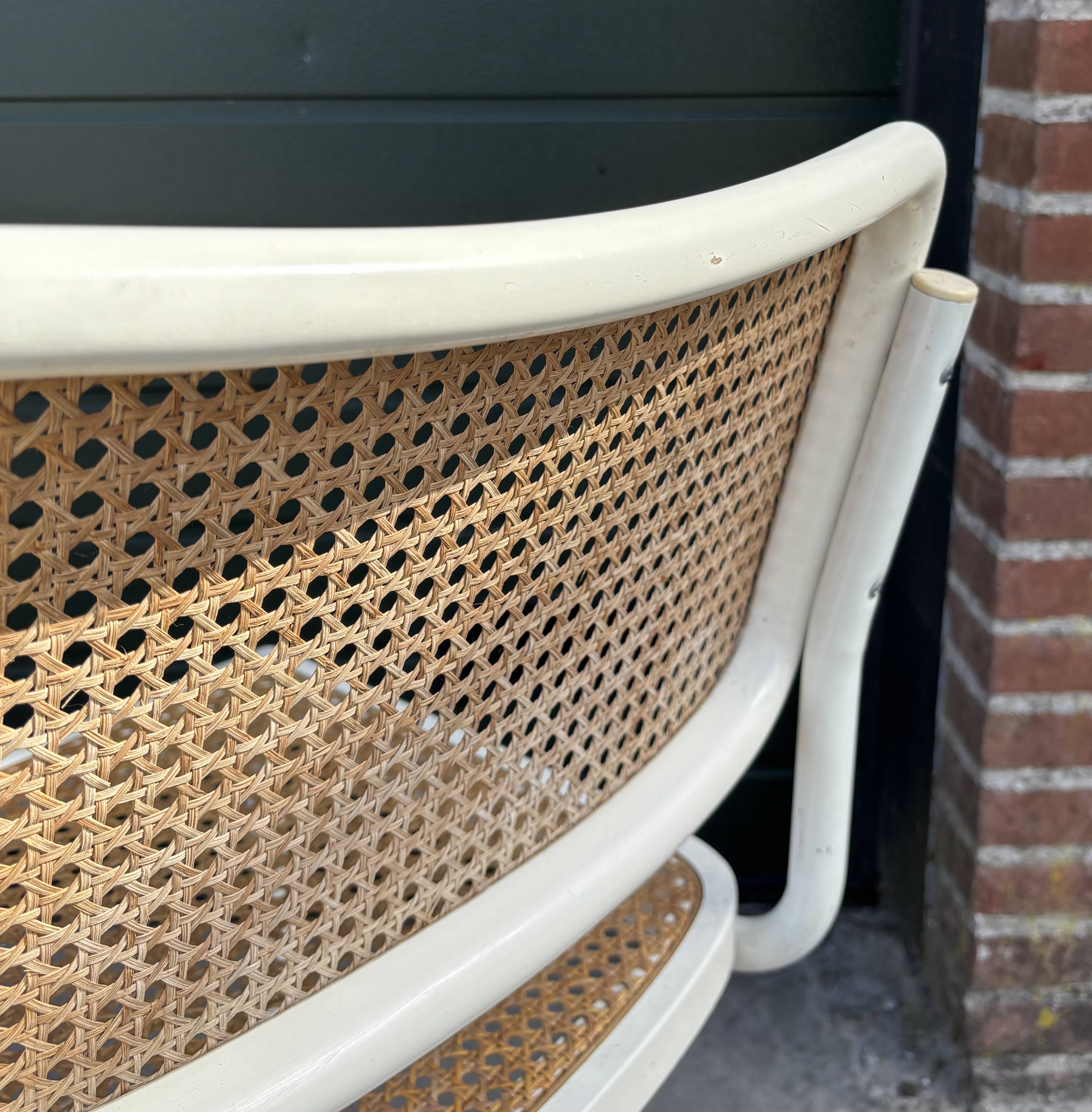 Set of 4 Cesca b32 model chairs in white dining chair