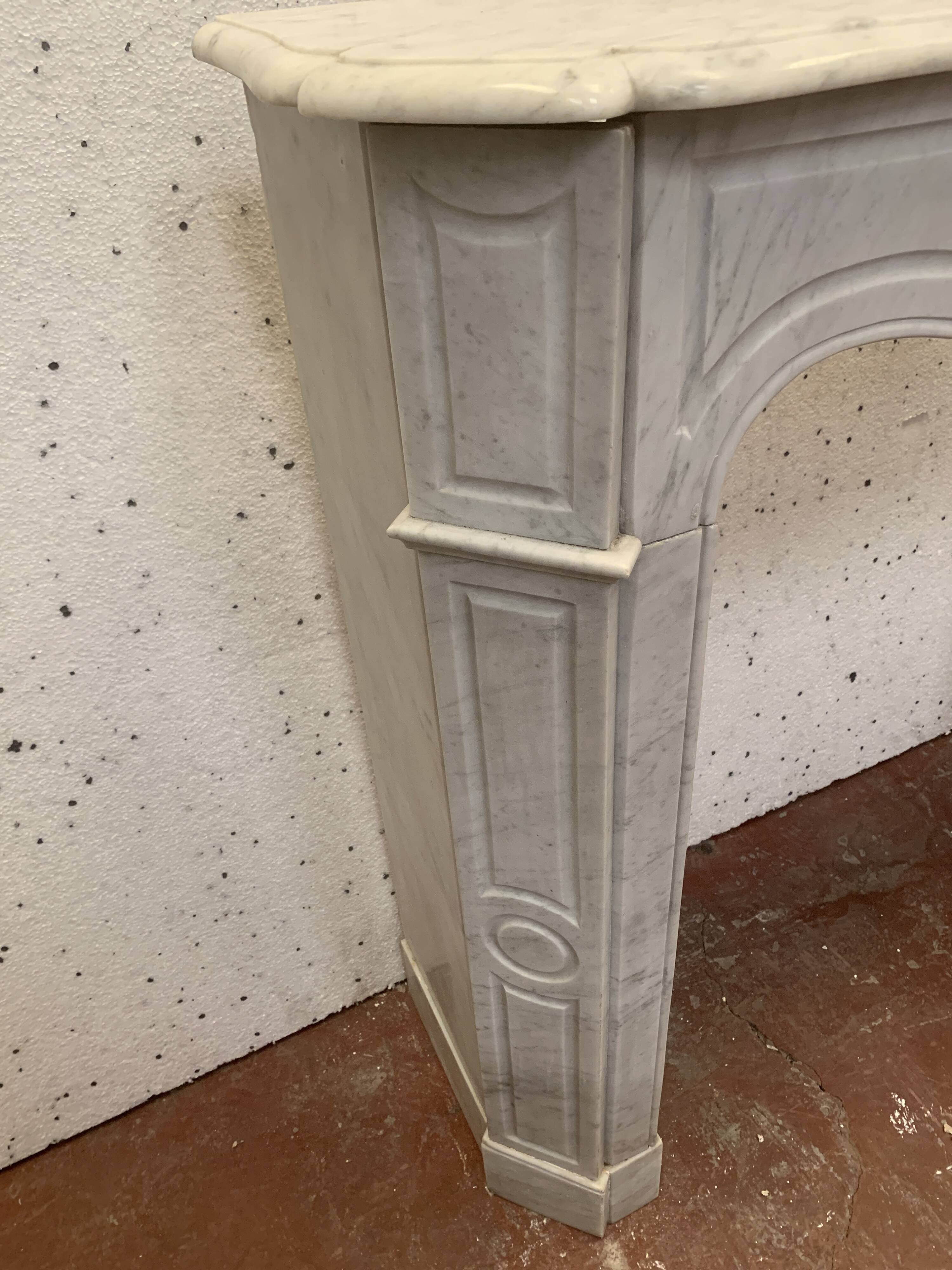 Cheminée de style Louis XV Model Pompadour Marbre blanc de Carrare XX siècle