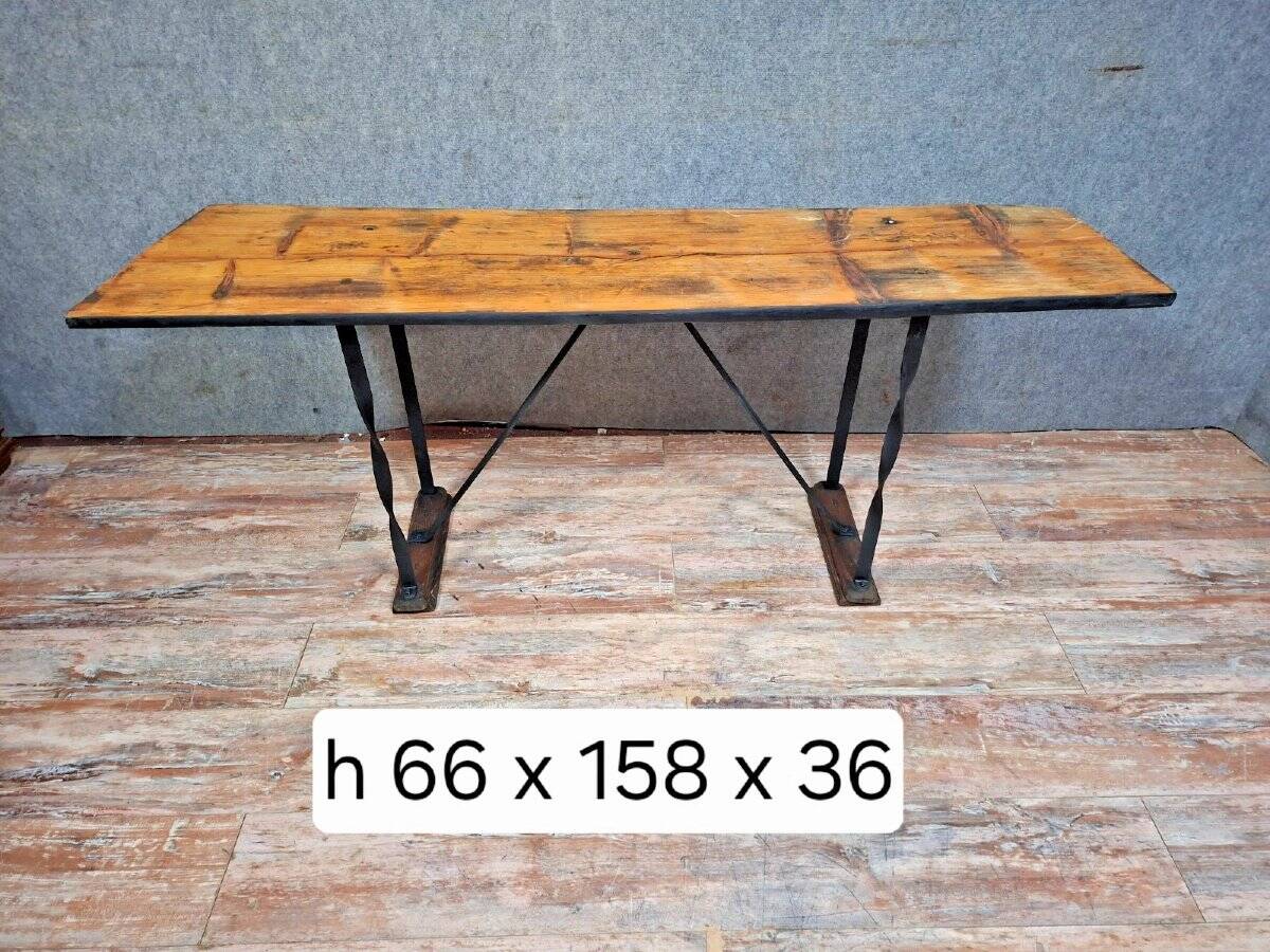 console / table de style industriel, pleine de caractère.