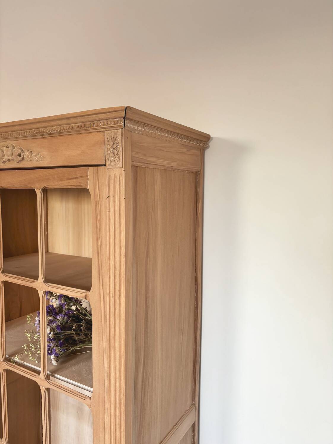 Old Parisian wardrobe solid wood ornaments