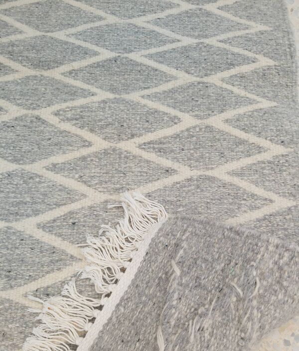 Tapis margoum gris et beige berbère