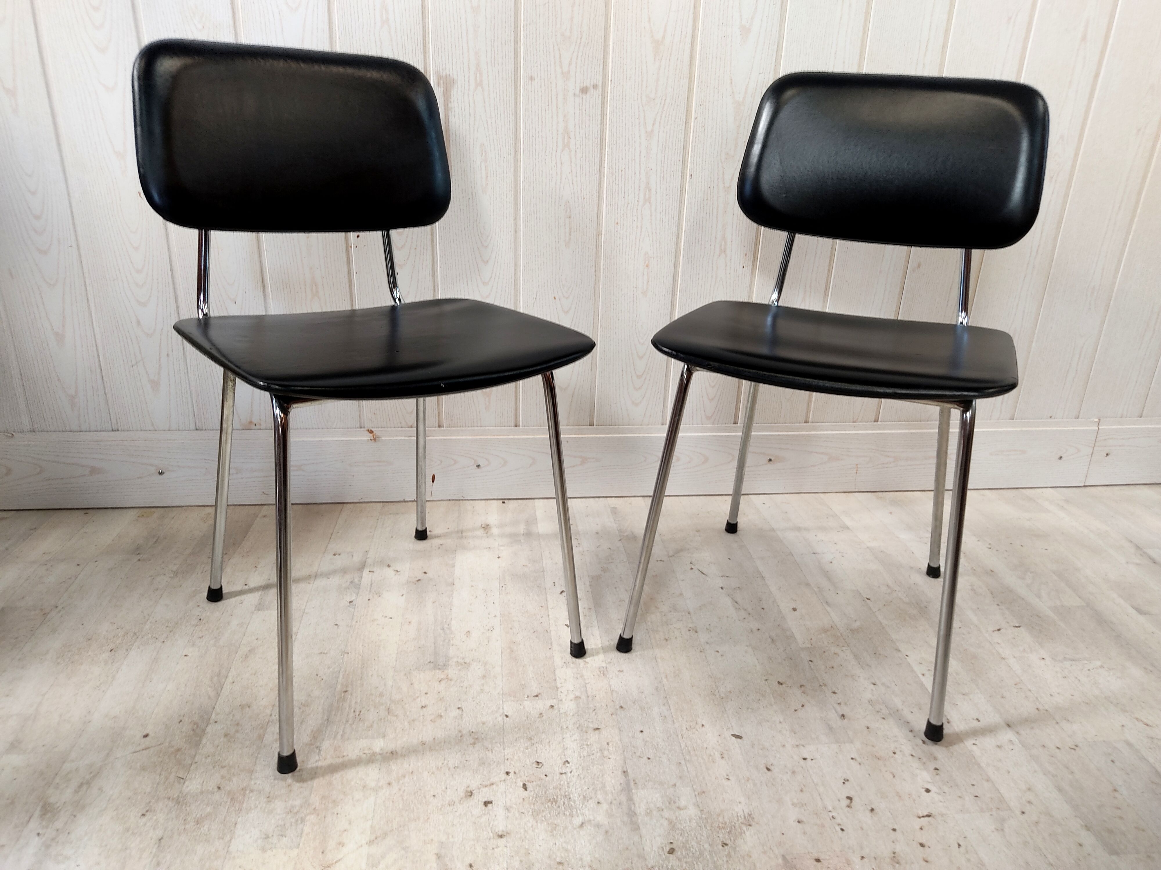 Pair of prefacto chairs by simard for airborne