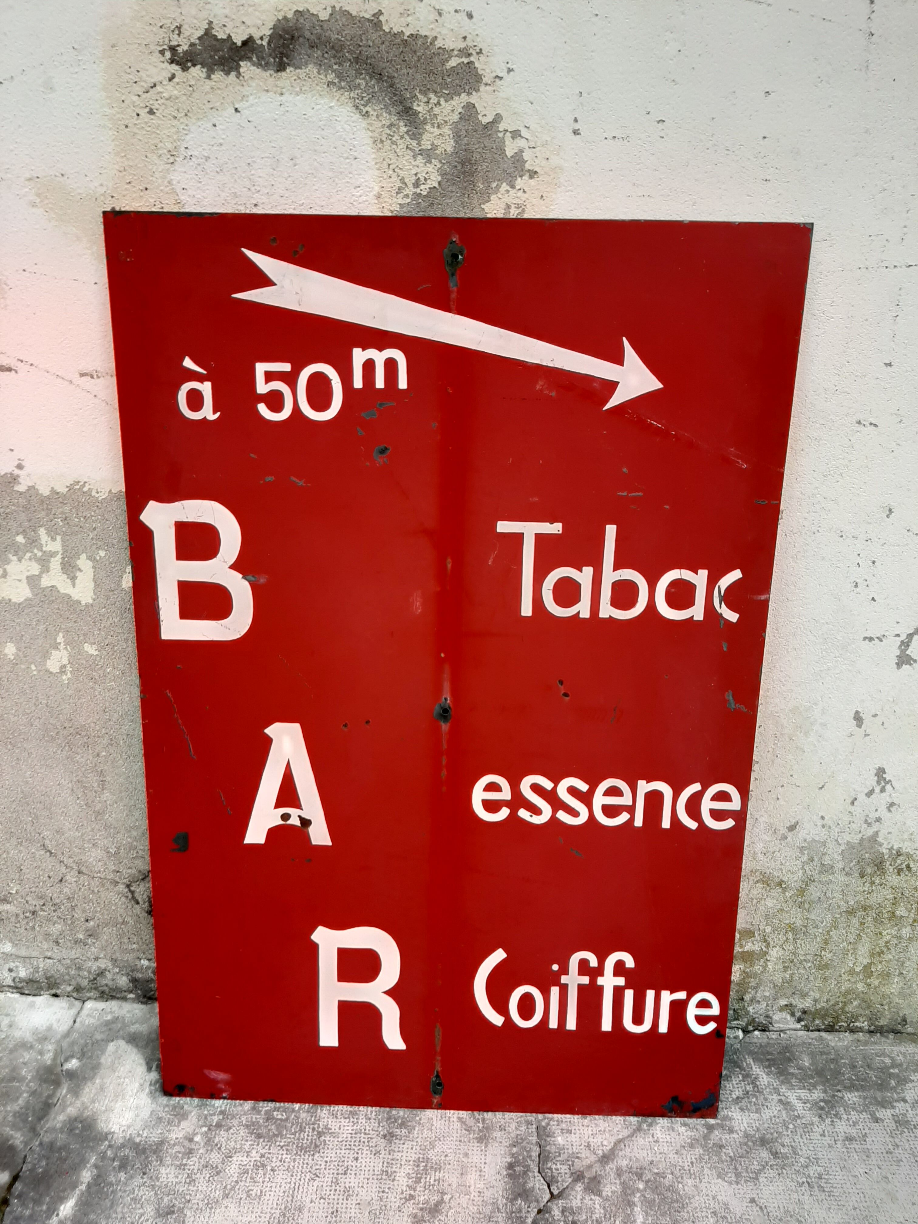 Tole sign painted "bar tobacco essence hairstyle"