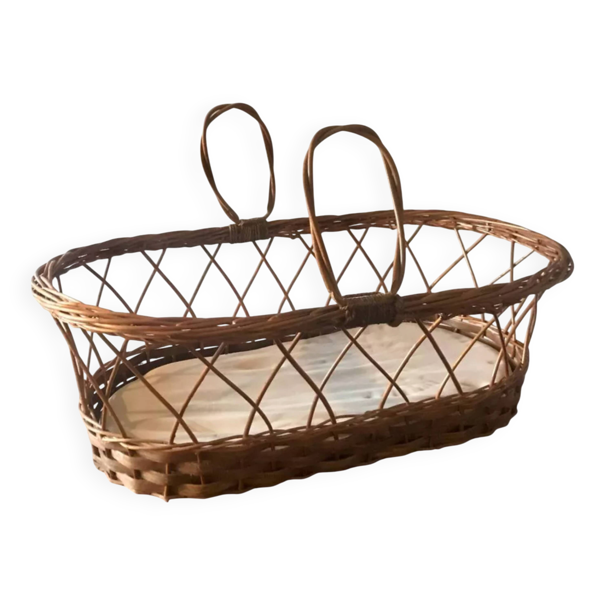 Woven wicker bassinet